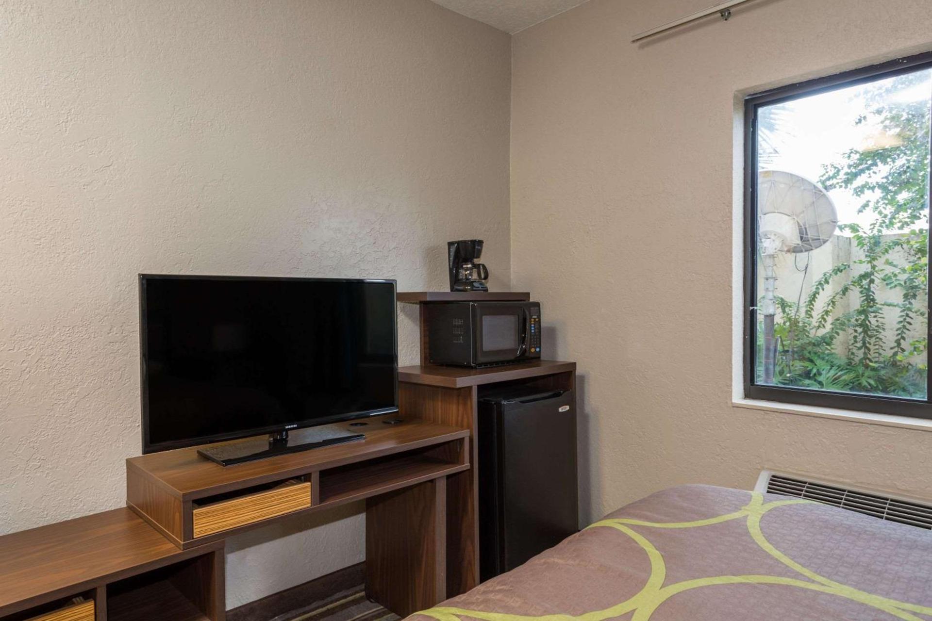 Super 8 by Wyndham Pompano Beach photo 8