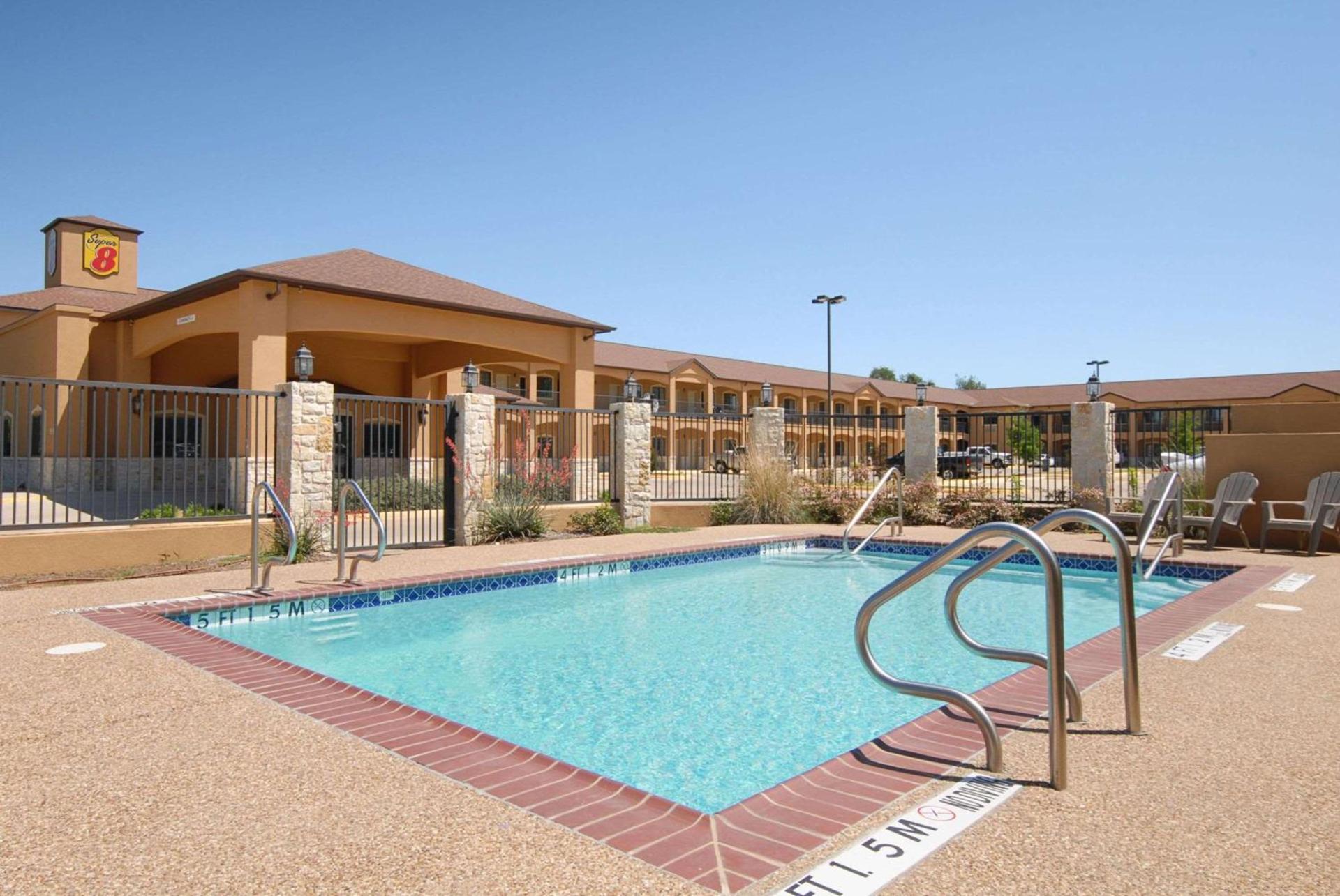 Super 8 by Wyndham Stephenville photo 3
