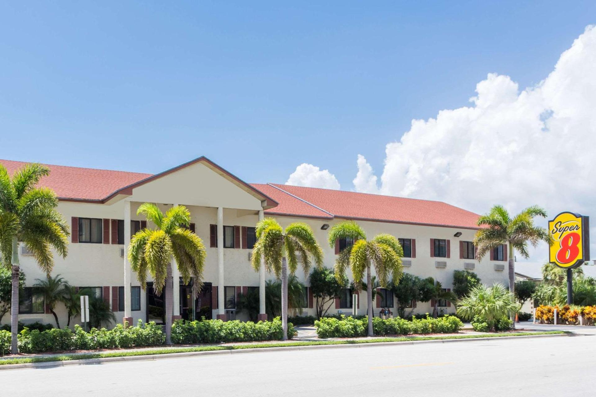 Super 8 by Wyndham Pompano Beach photo 1