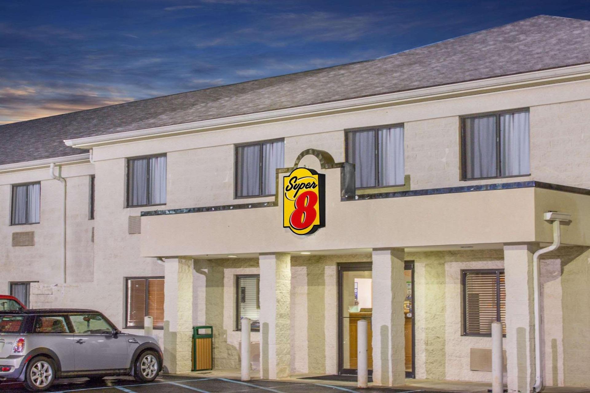 Super 8 by Wyndham Bedford photo 1