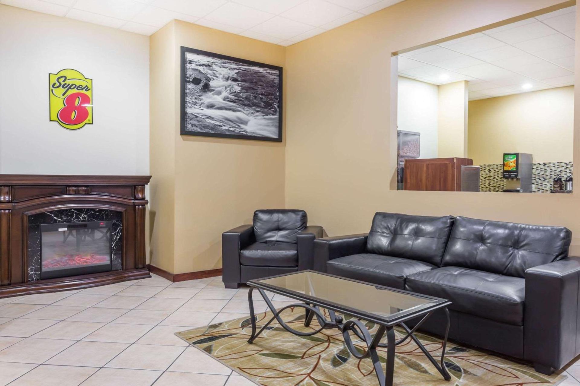 Super 8 by Wyndham Macon West photo 2