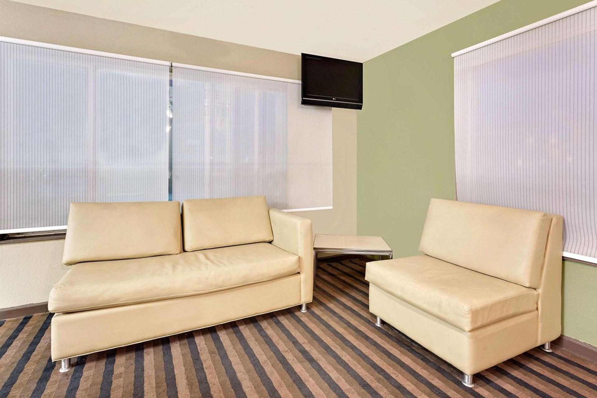 Super 8 by Wyndham Denver Central photo 4