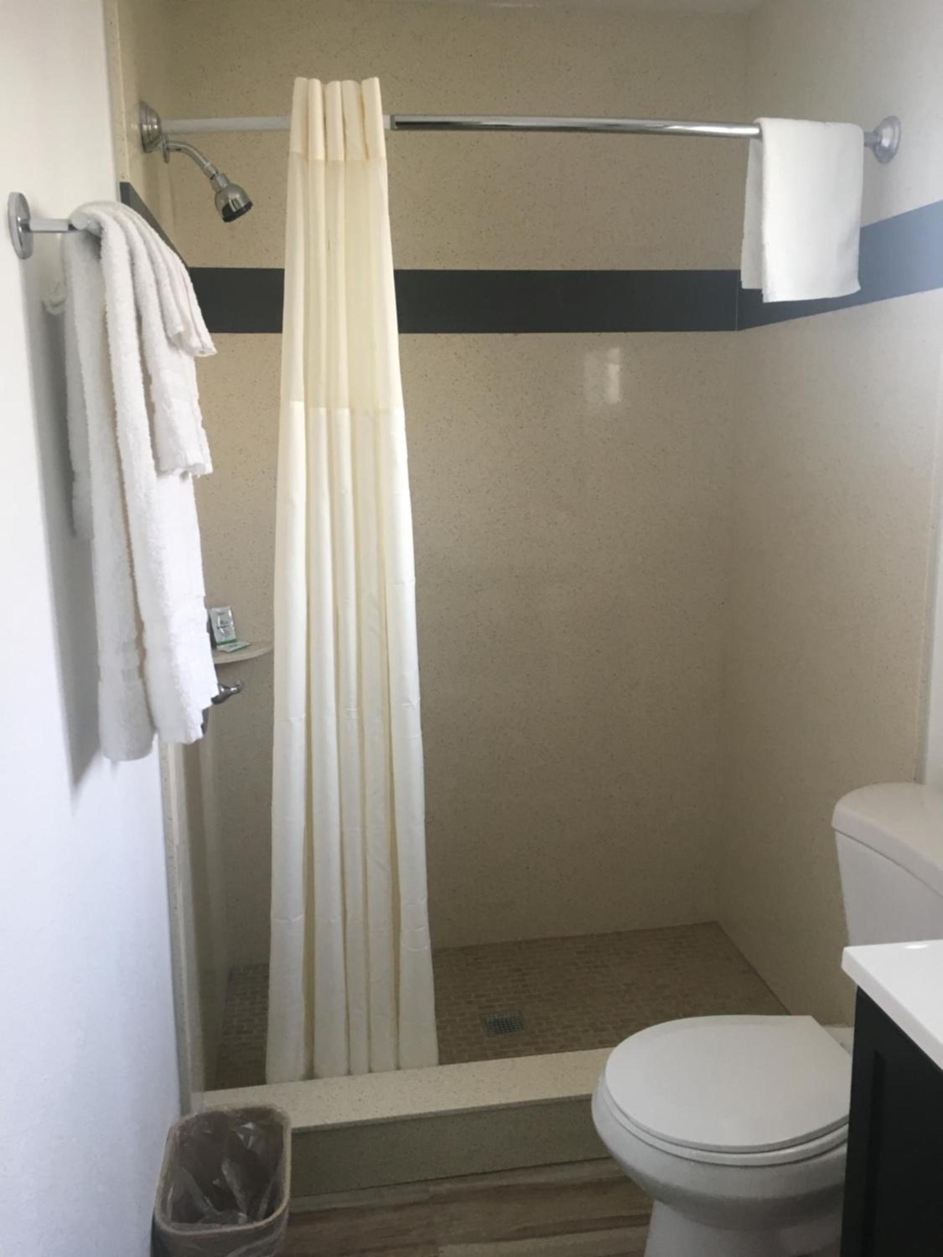 Aristocrat Motel photo 12