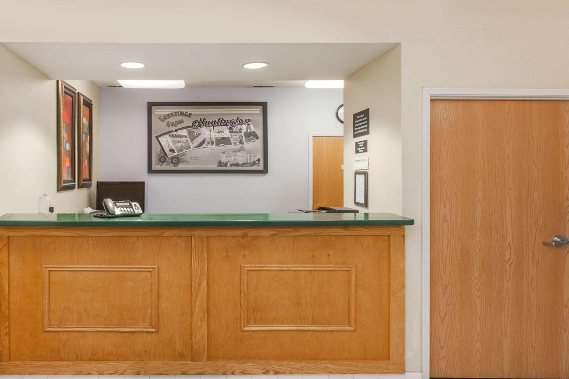 Super 8 by Wyndham Huntington photo 3