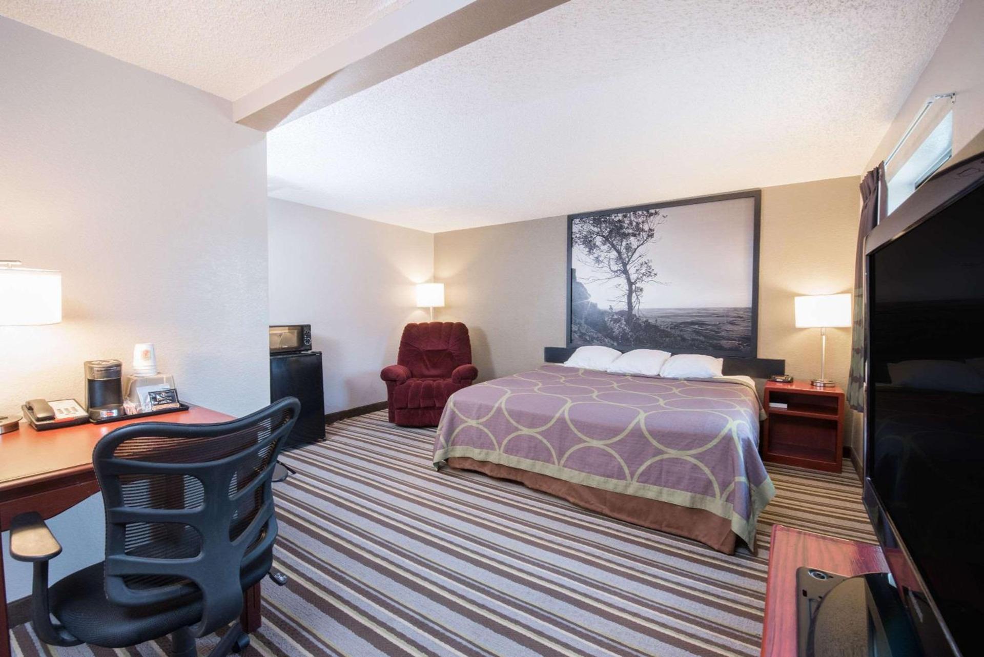 Super 8 by Wyndham Jamestown photo 9