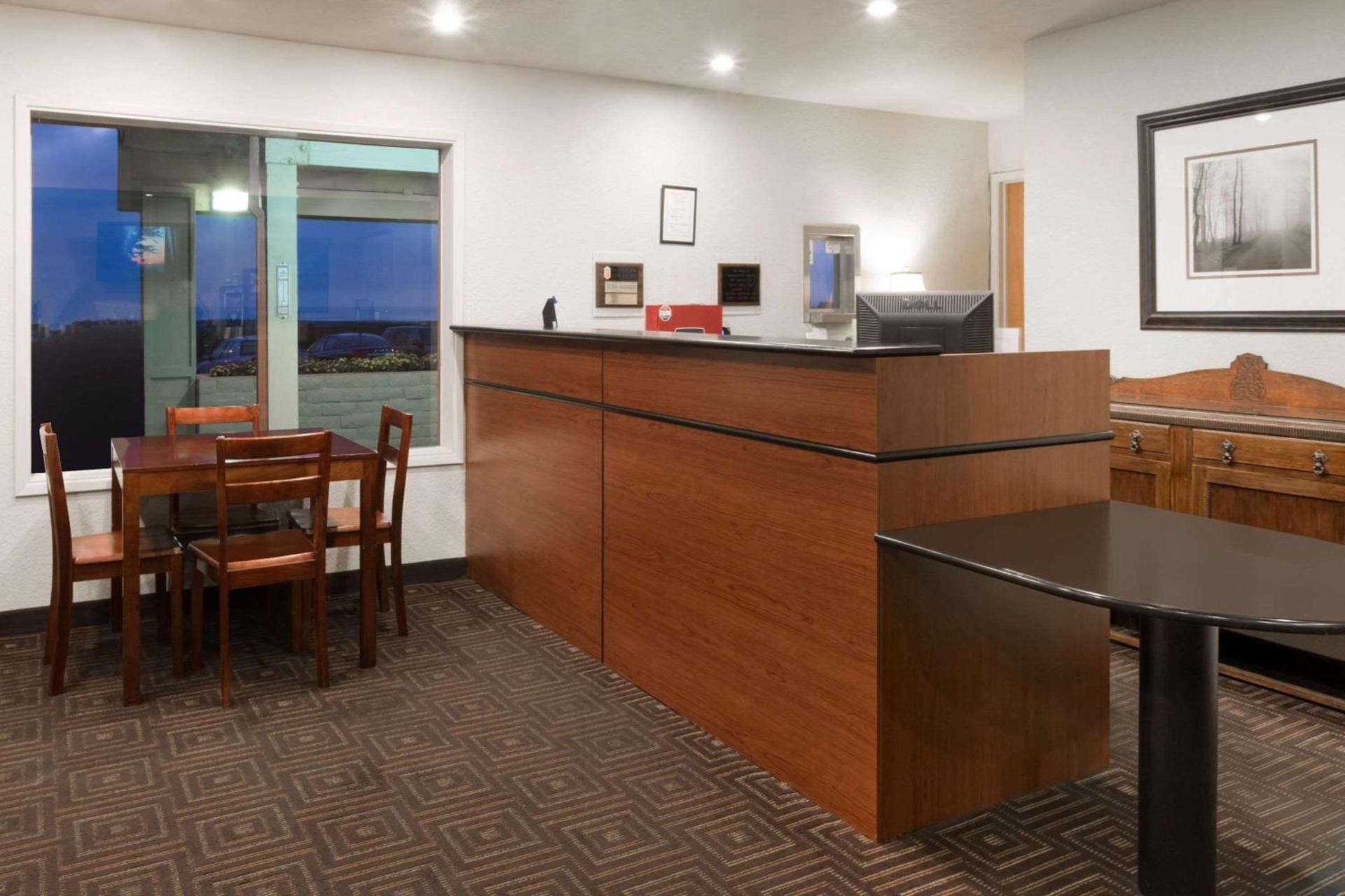 Super 8 by Wyndham Fort Bragg photo 35