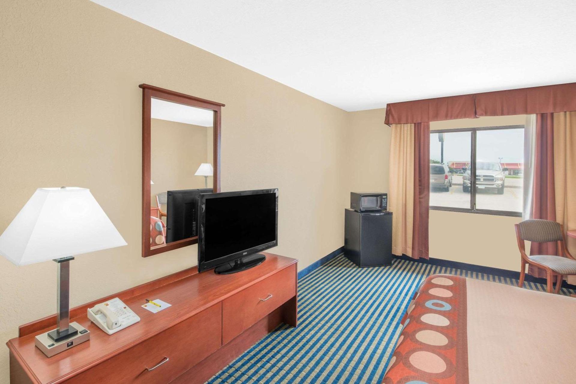 Super 8 by Wyndham Marshalltown photo 12