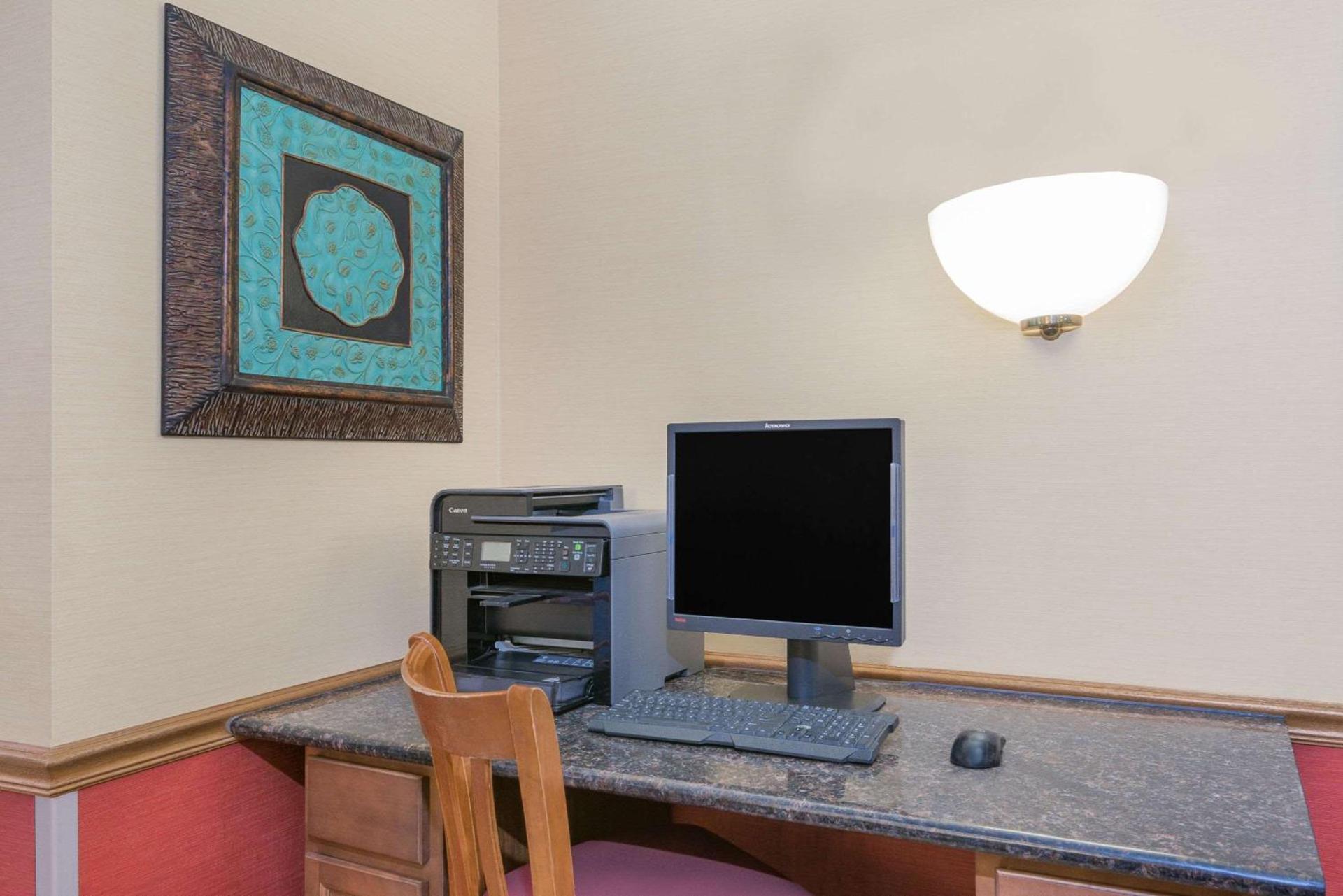 Super 8 by Wyndham Marshalltown photo 15