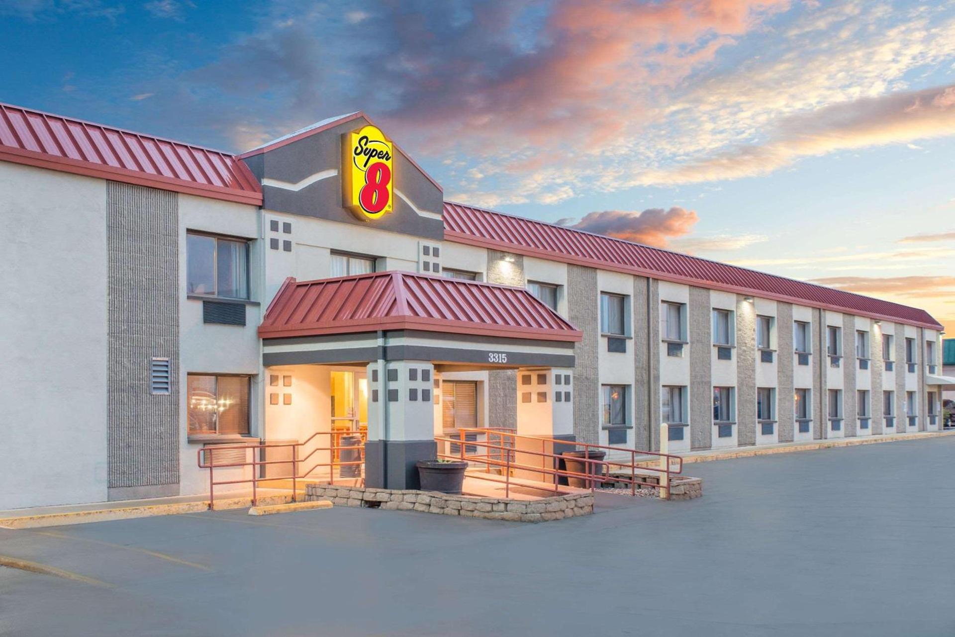 Super 8 by Wyndham Marshalltown photo 2
