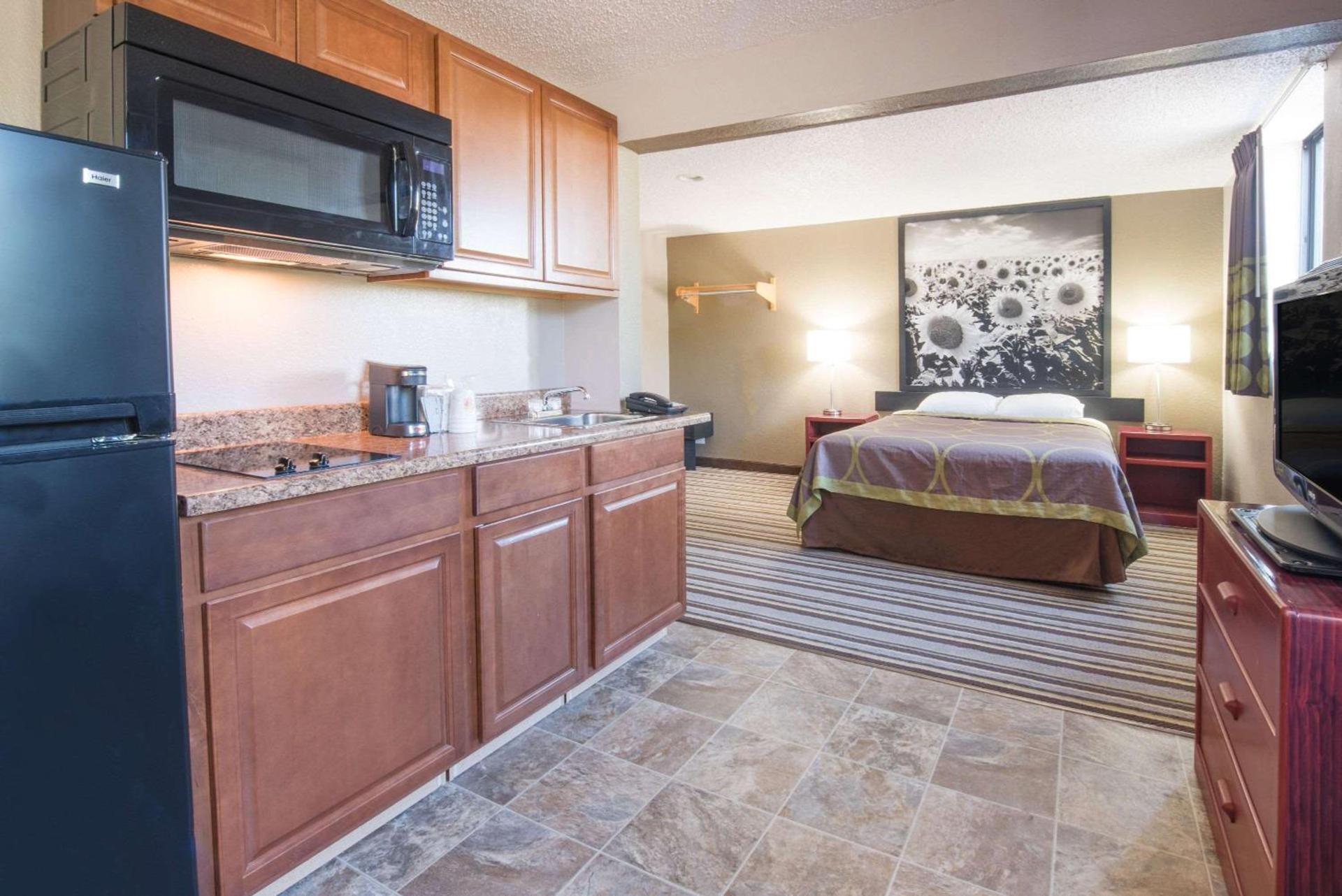 Super 8 by Wyndham Jamestown photo 10
