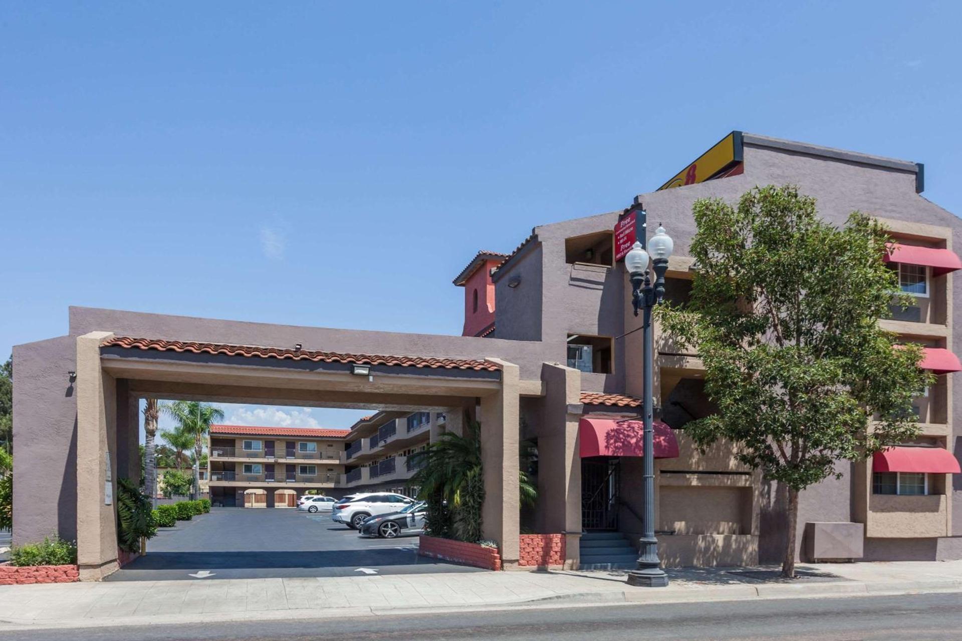 Super 8 by Wyndham El Cajon San Diego photo 2