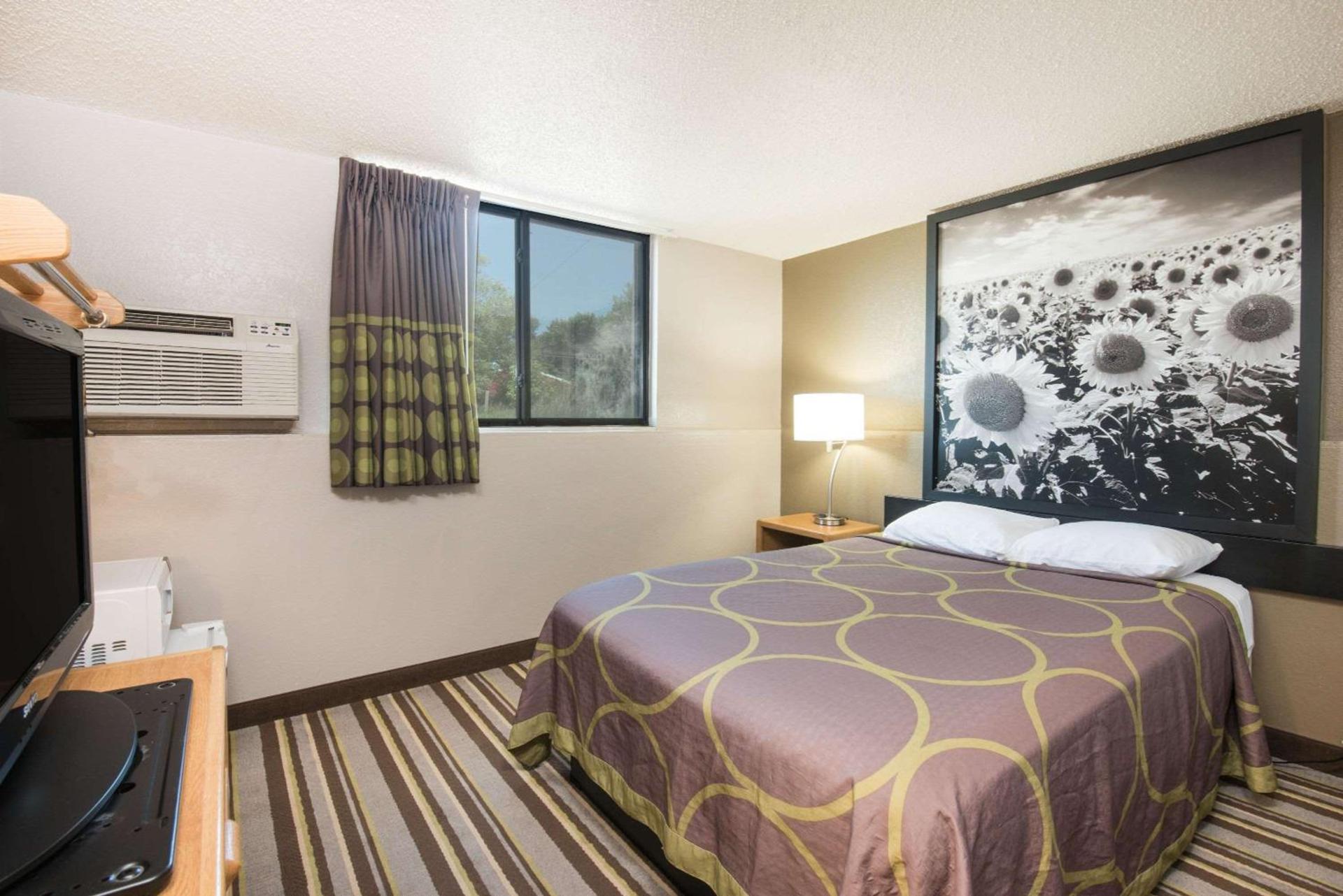 Super 8 by Wyndham Jamestown photo 6