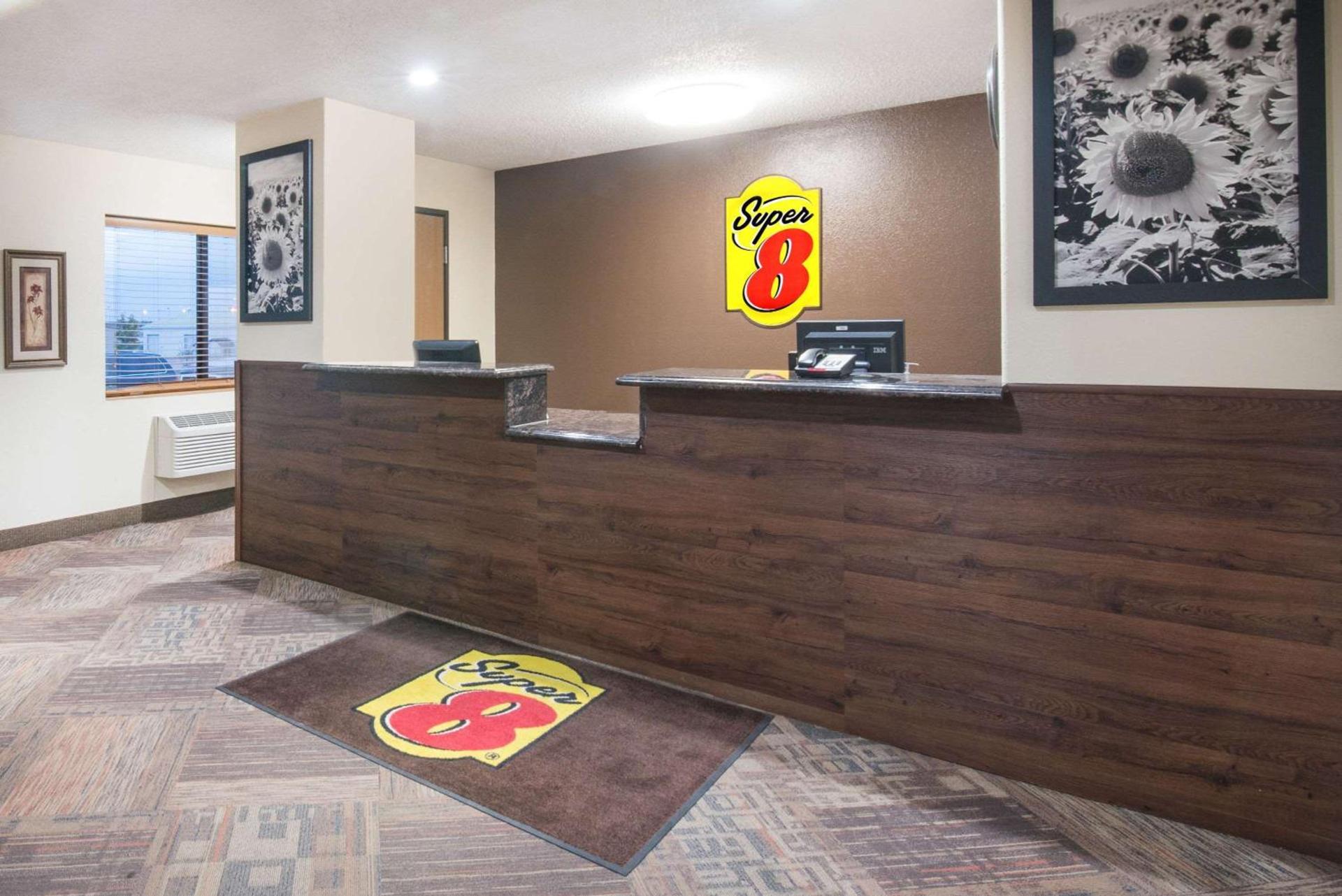 Super 8 by Wyndham Jamestown photo 3