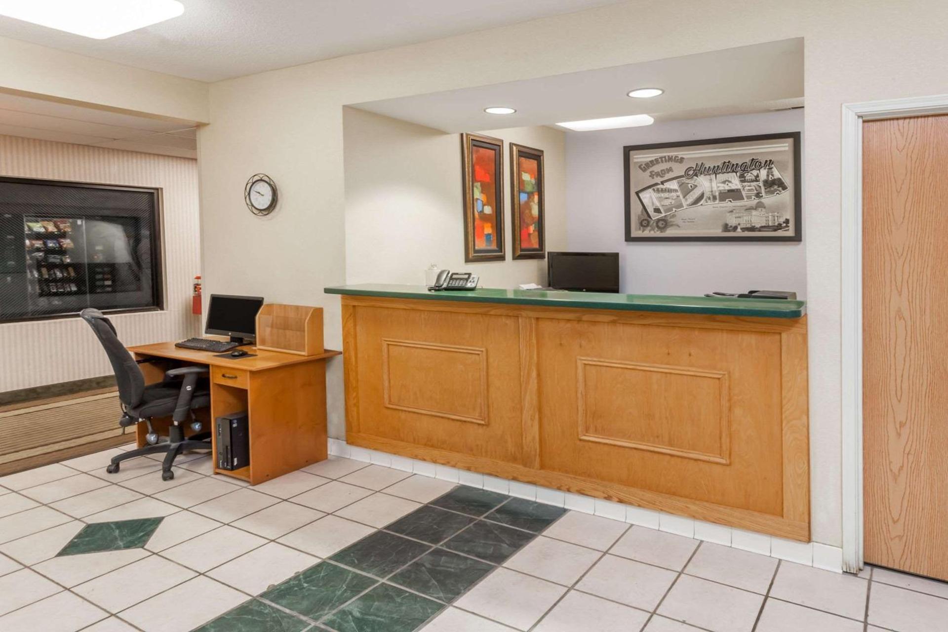 Super 8 by Wyndham Huntington photo 2