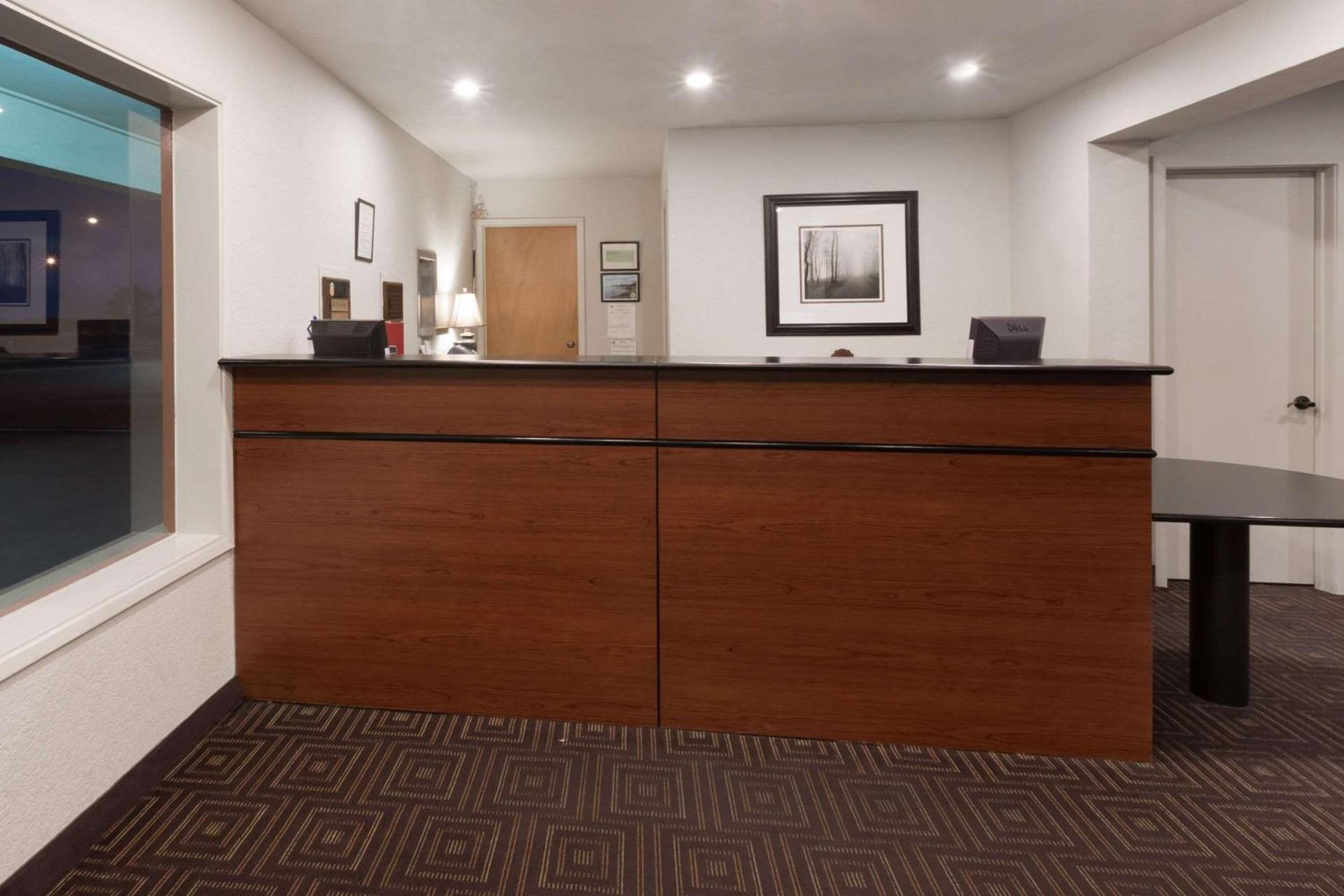Super 8 by Wyndham Fort Bragg photo 33