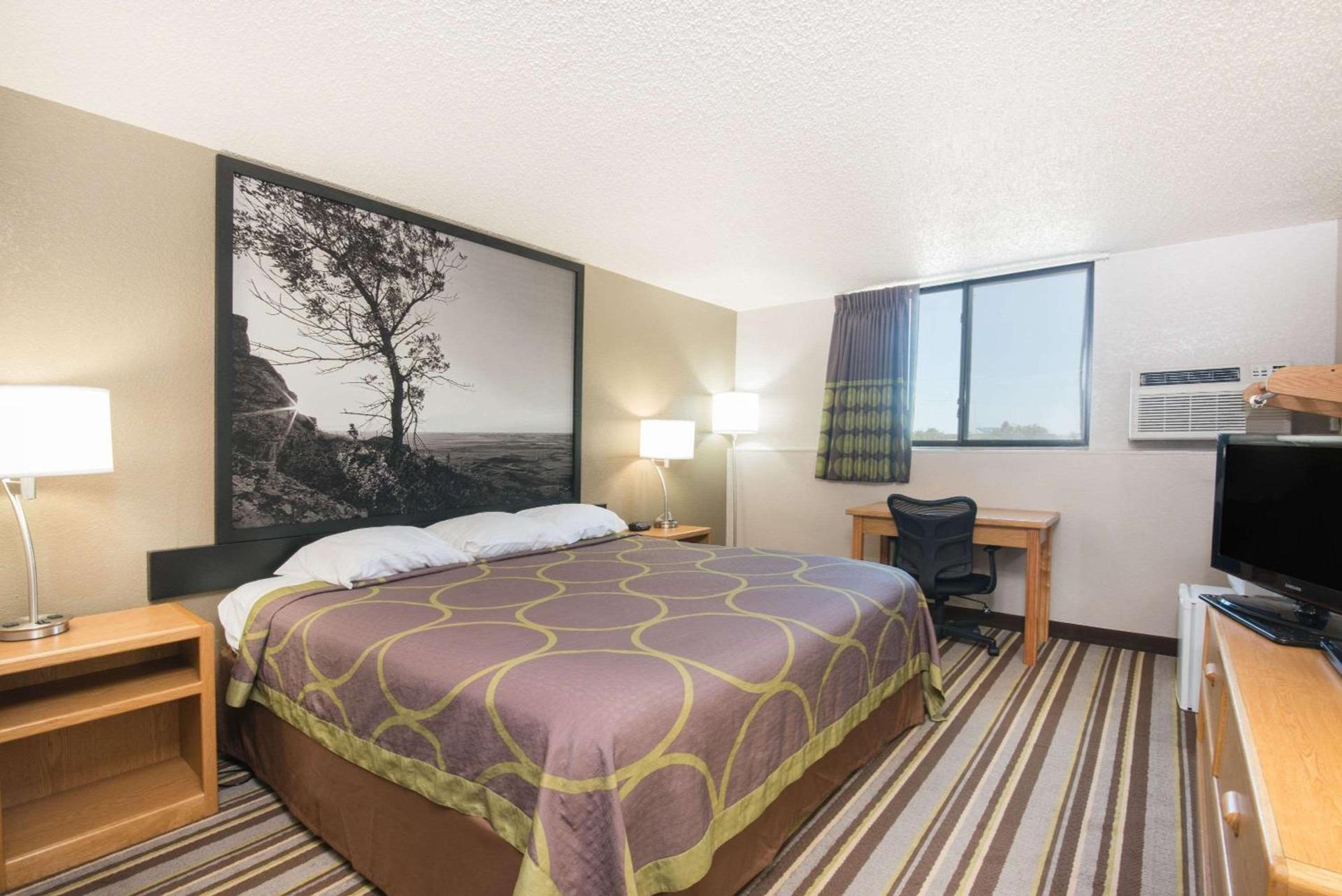 Super 8 by Wyndham Jamestown photo 13