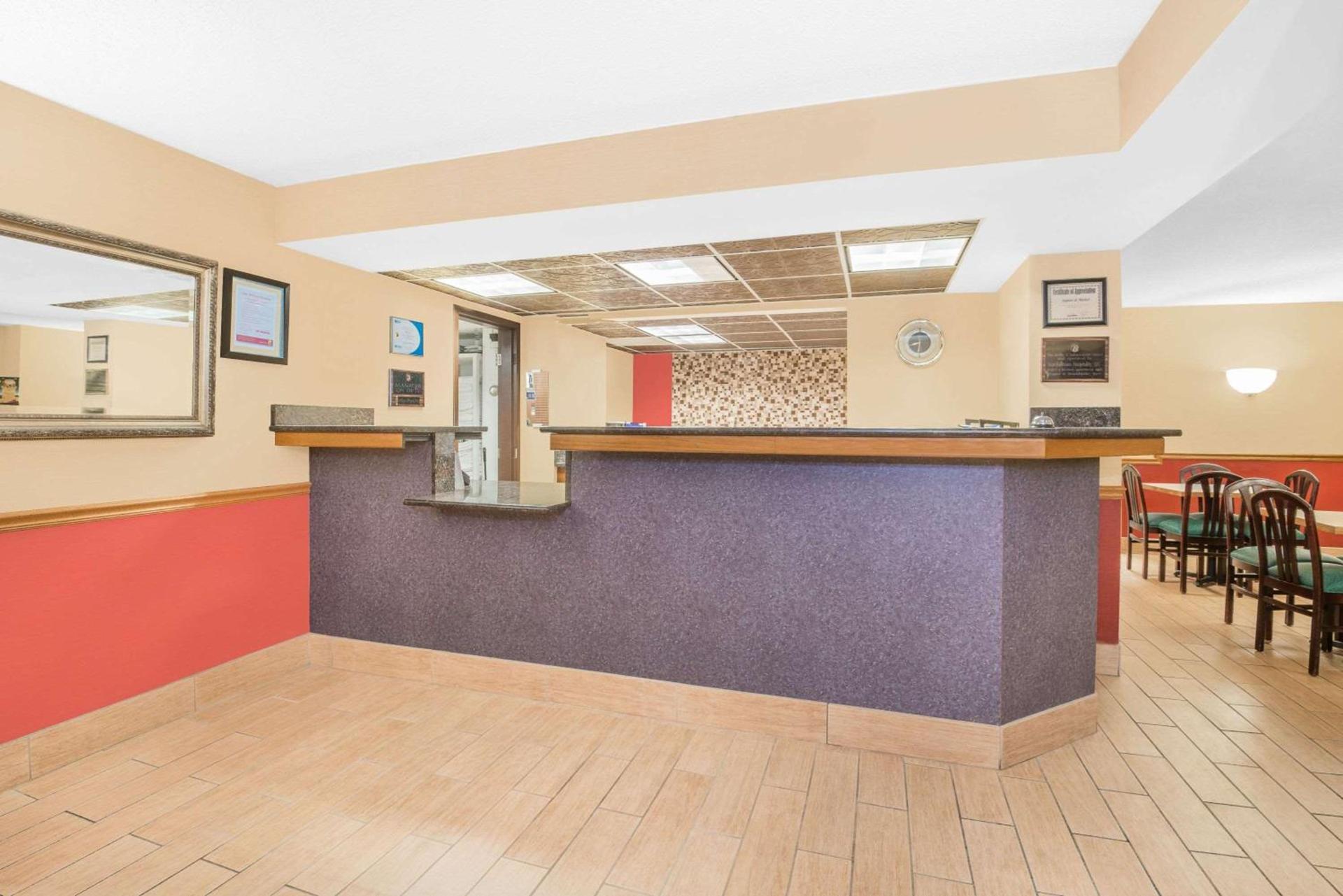 Super 8 by Wyndham Marshalltown photo 3