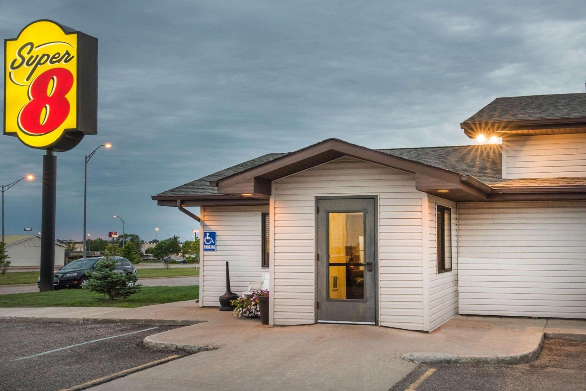 Super 8 by Wyndham Jamestown photo 2
