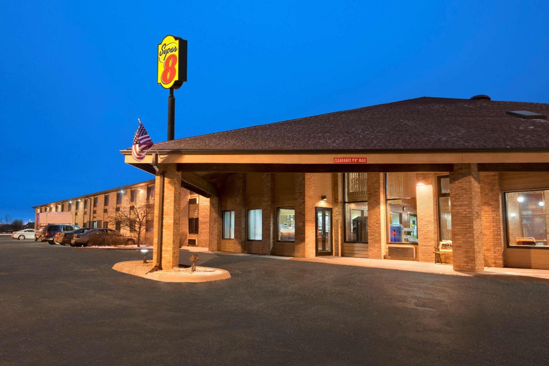 Super 8 by Wyndham Green Bay I-43 Bus. Park photo 1