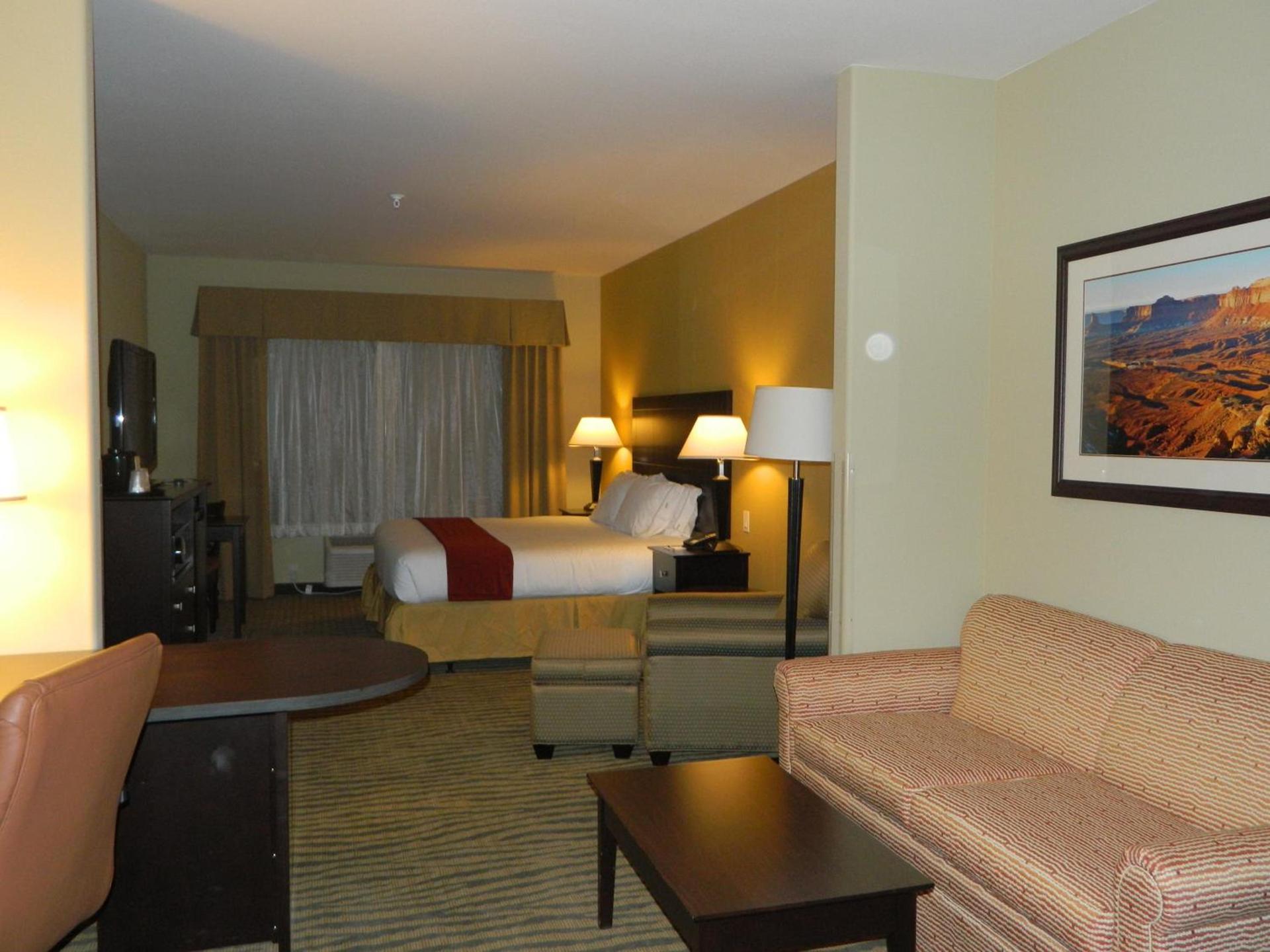 Holiday Inn Express & Suites Gallup East by IHG photo 2