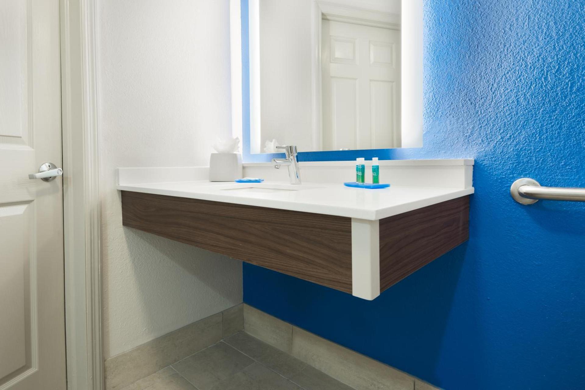 Holiday Inn Express & Suites - Nearest Universal Orlando by IHG photo 11