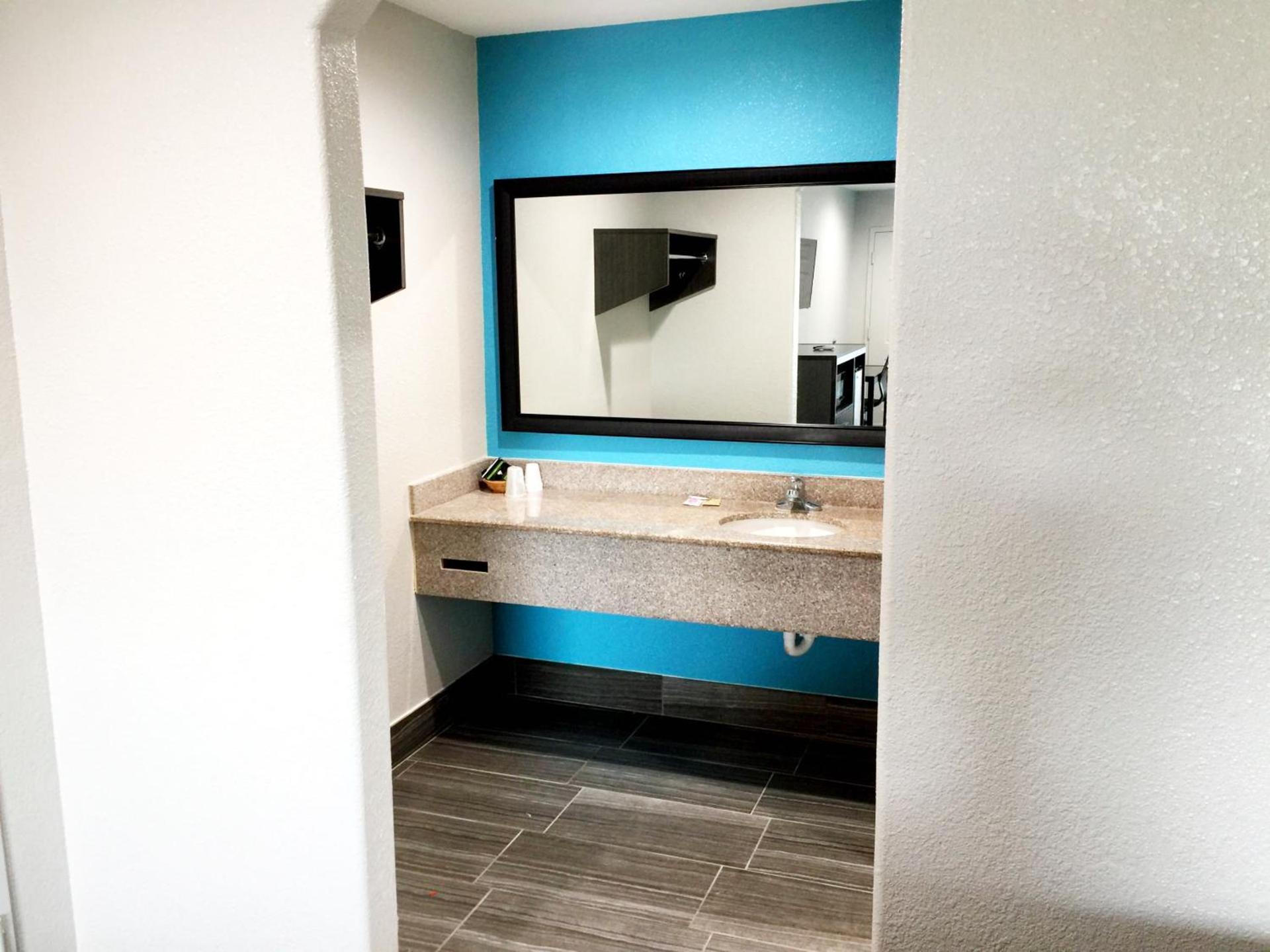 Americas Best Value Inn & Suites Mont Belvieu Houston photo 6