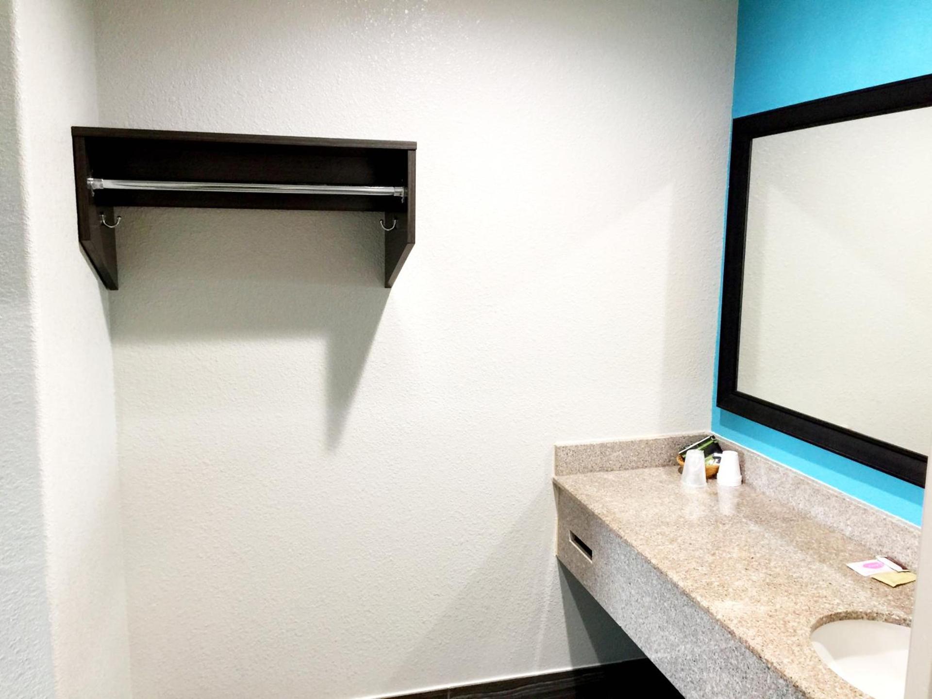 Americas Best Value Inn & Suites Mont Belvieu Houston photo 7