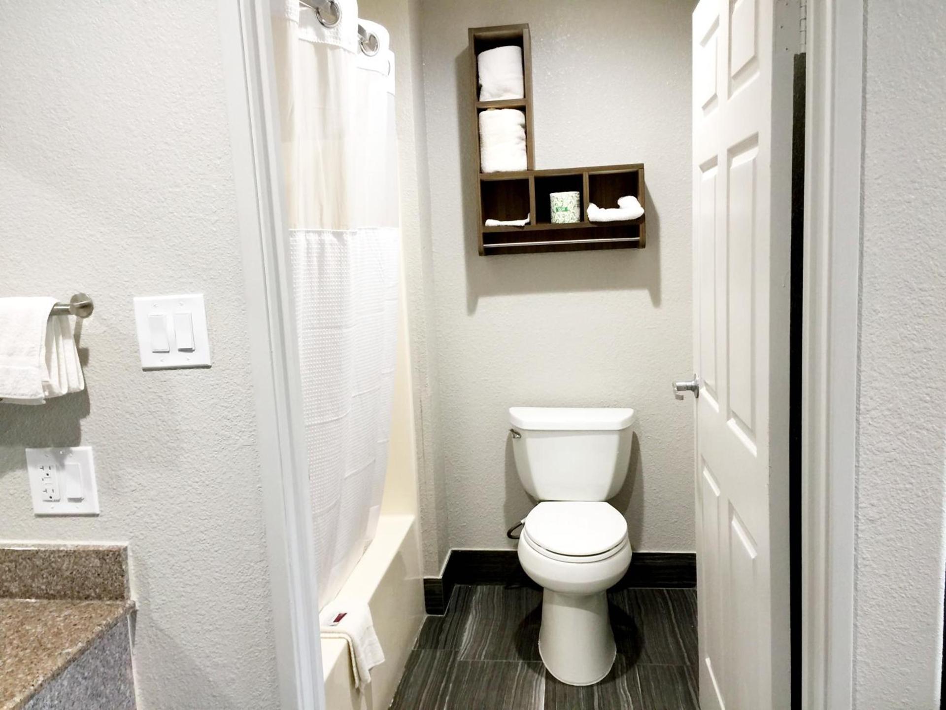 Americas Best Value Inn & Suites Mont Belvieu Houston photo 9
