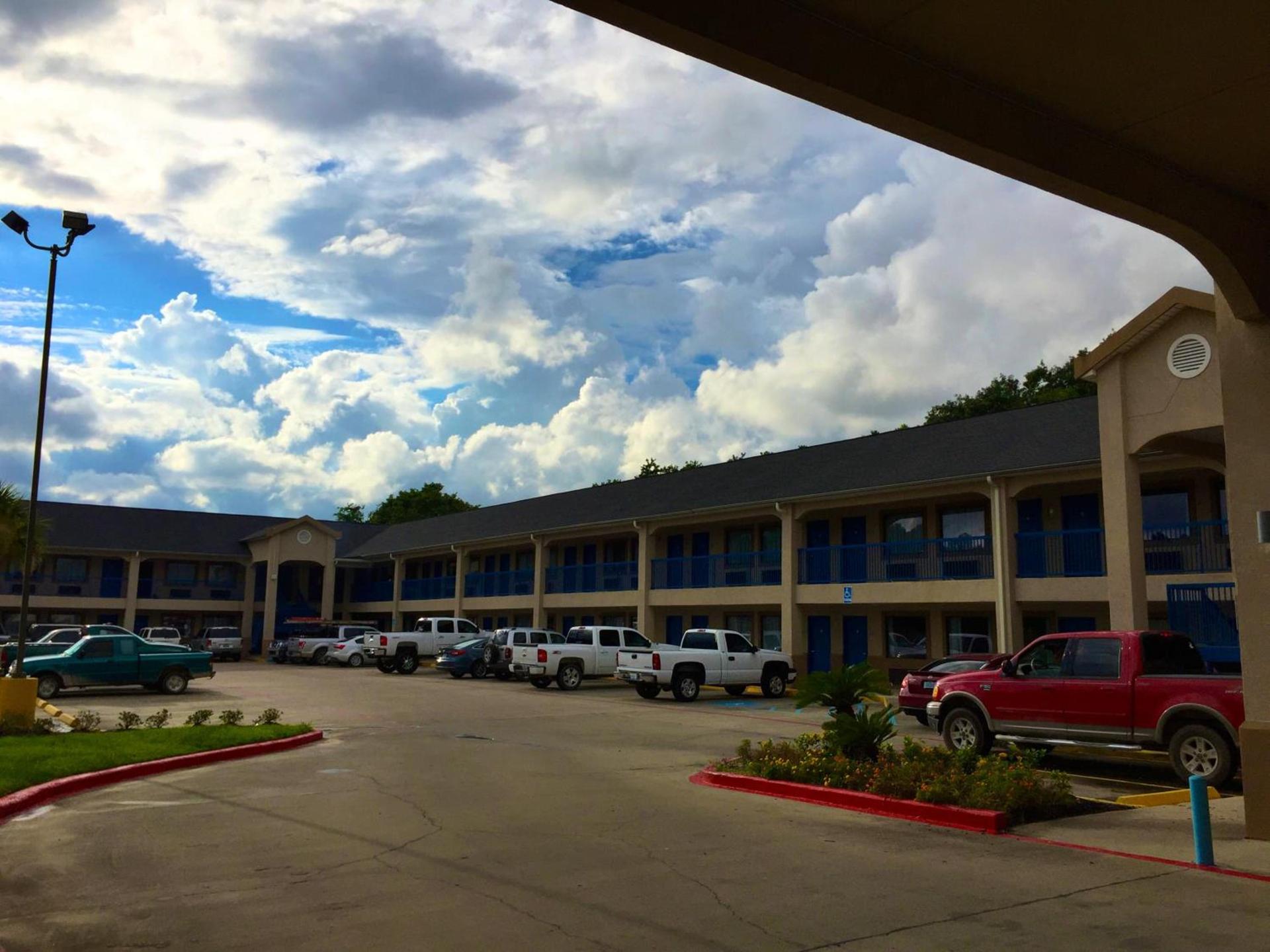 Americas Best Value Inn & Suites Mont Belvieu Houston photo 4