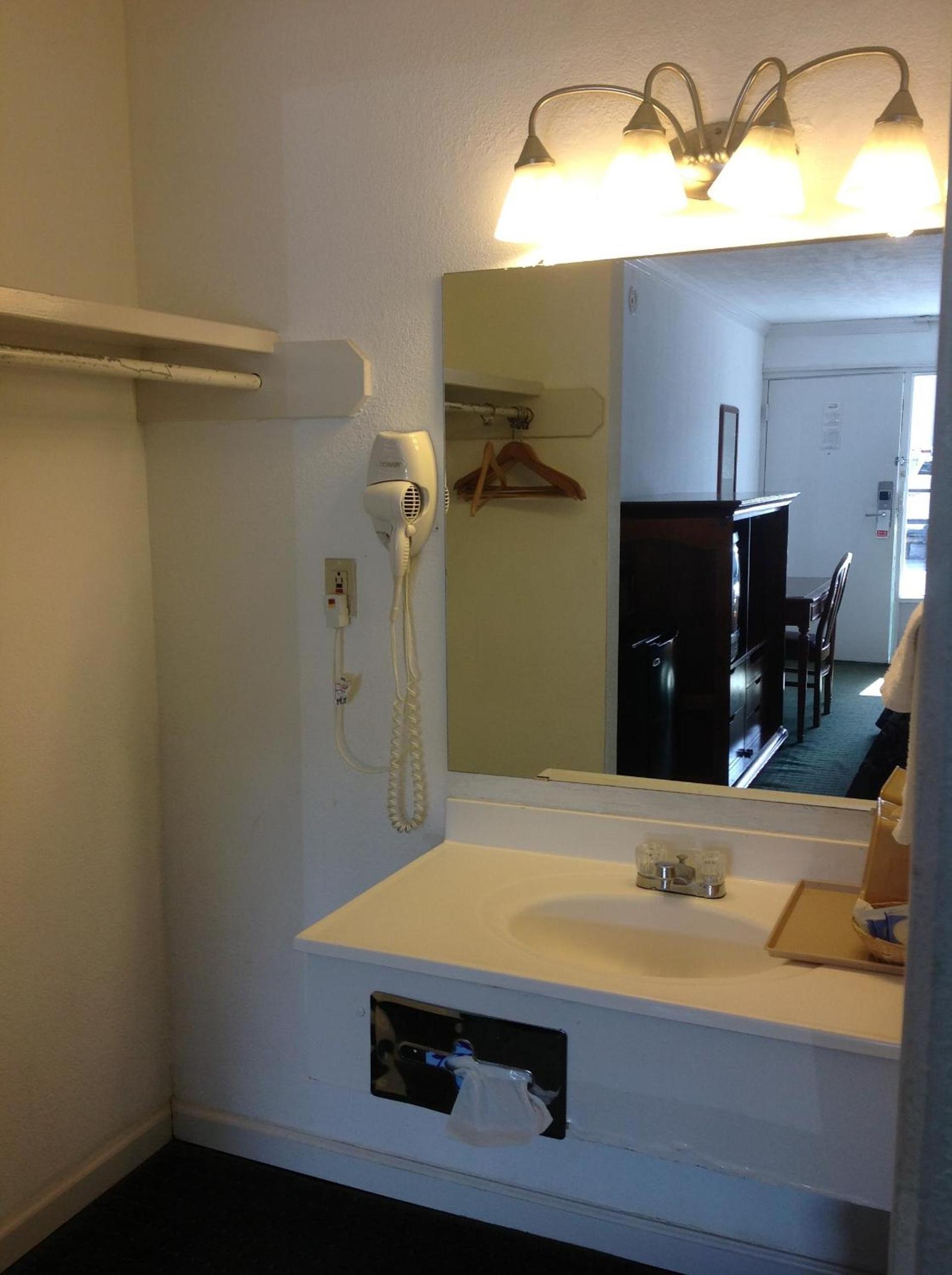 Houston Inn and Suites photo 18