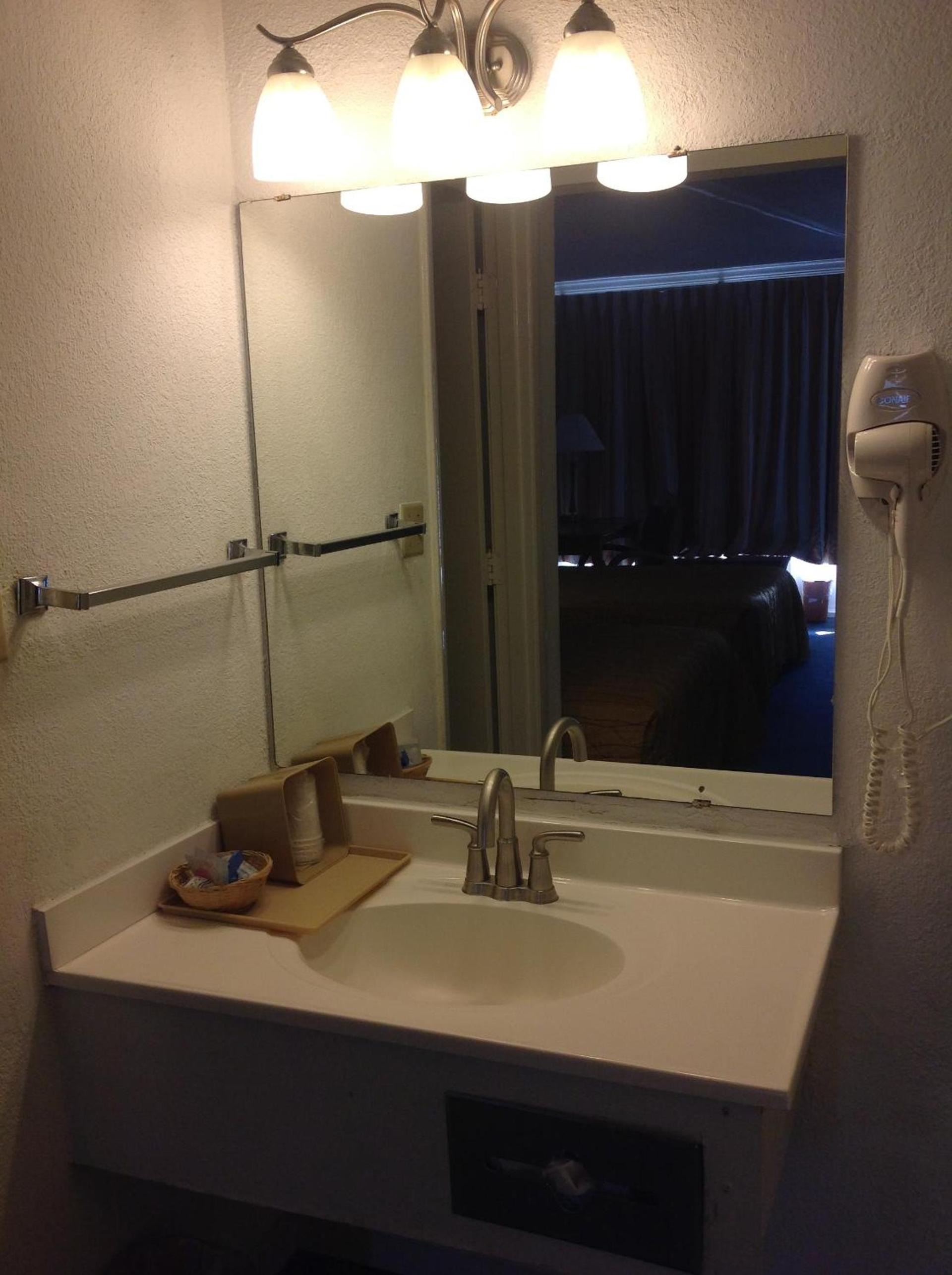 Houston Inn and Suites photo 6