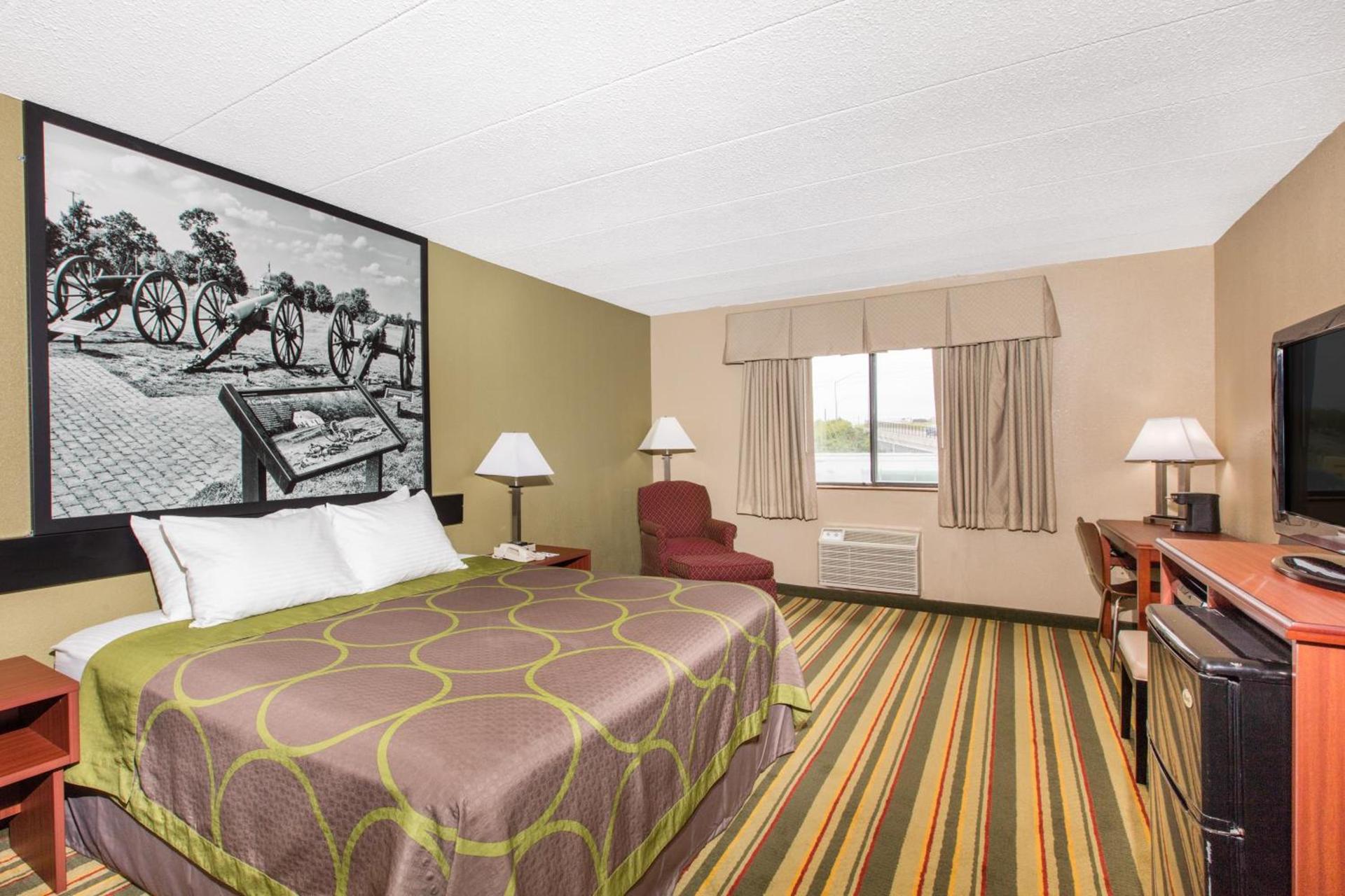 Super 8 by Wyndham Frederick photo 9