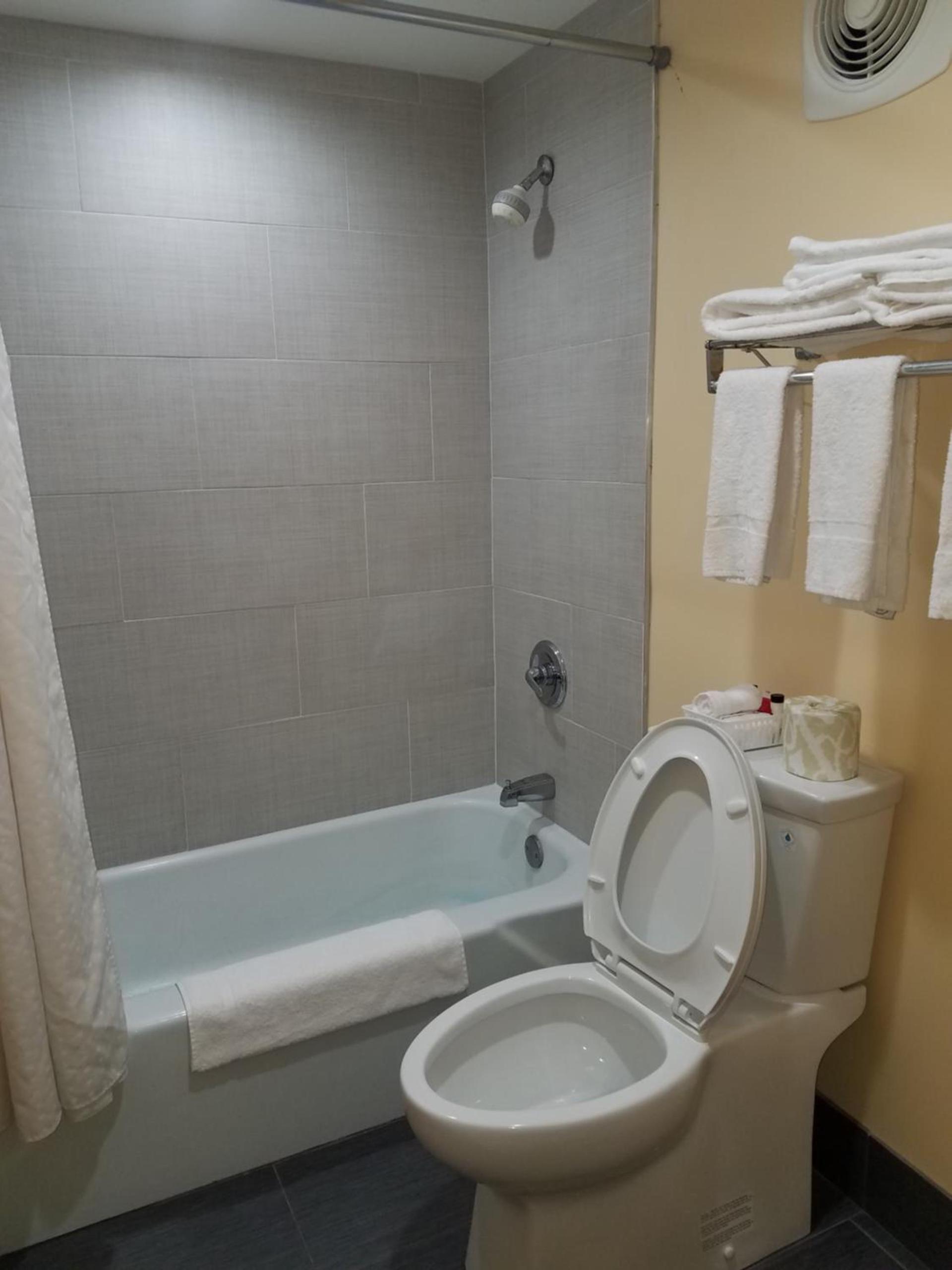 Days Inn by Wyndham Oak Ridge Knoxville photo 20