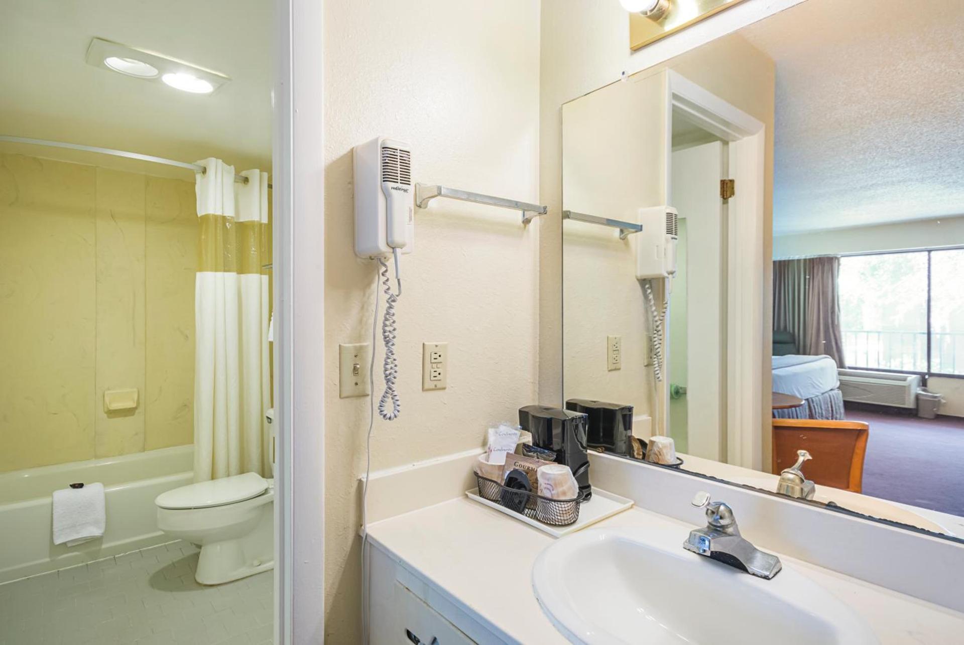 Americas Best Value Inn & Suites Melbourne photo 17