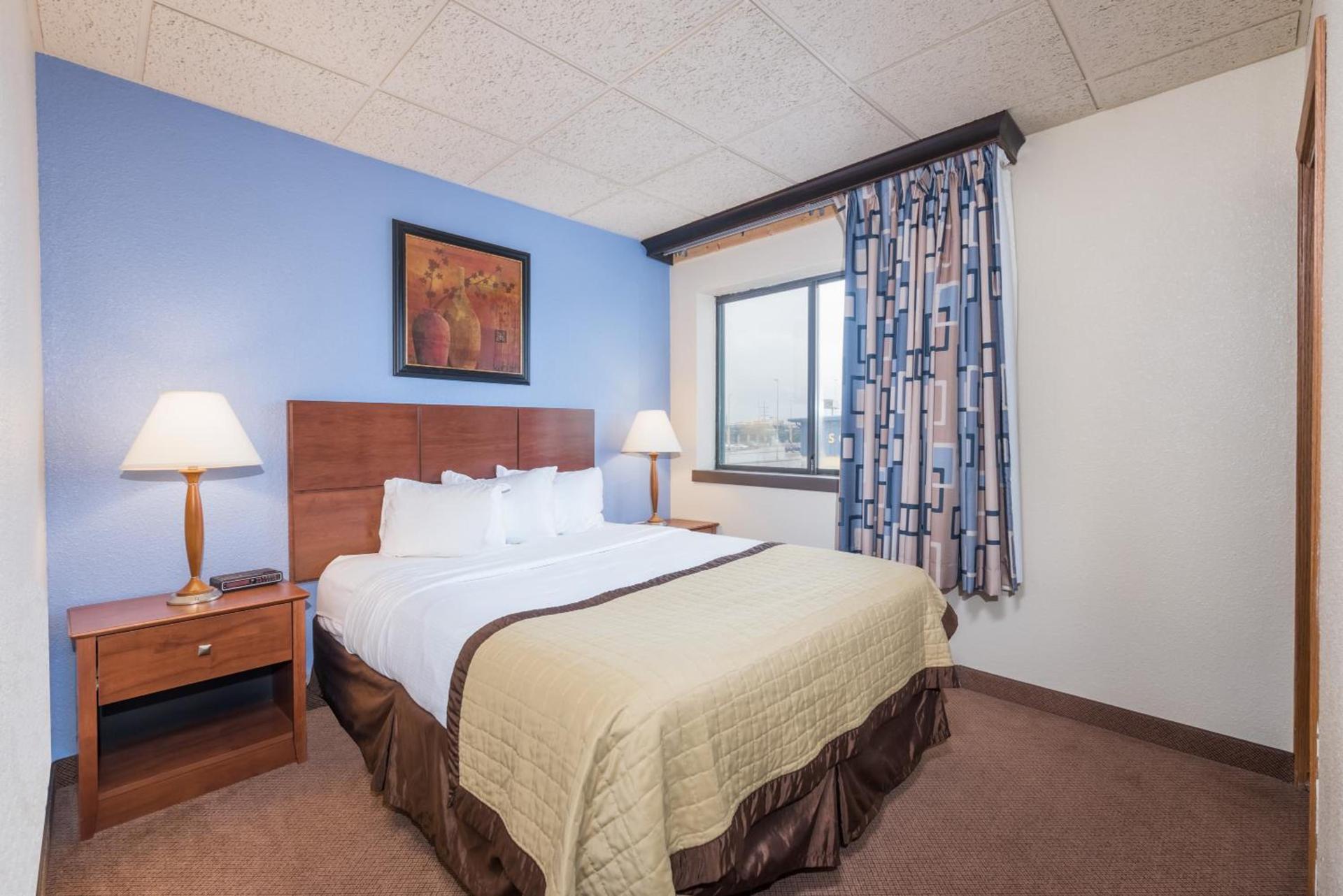 Ramada by Wyndham Fargo photo 27