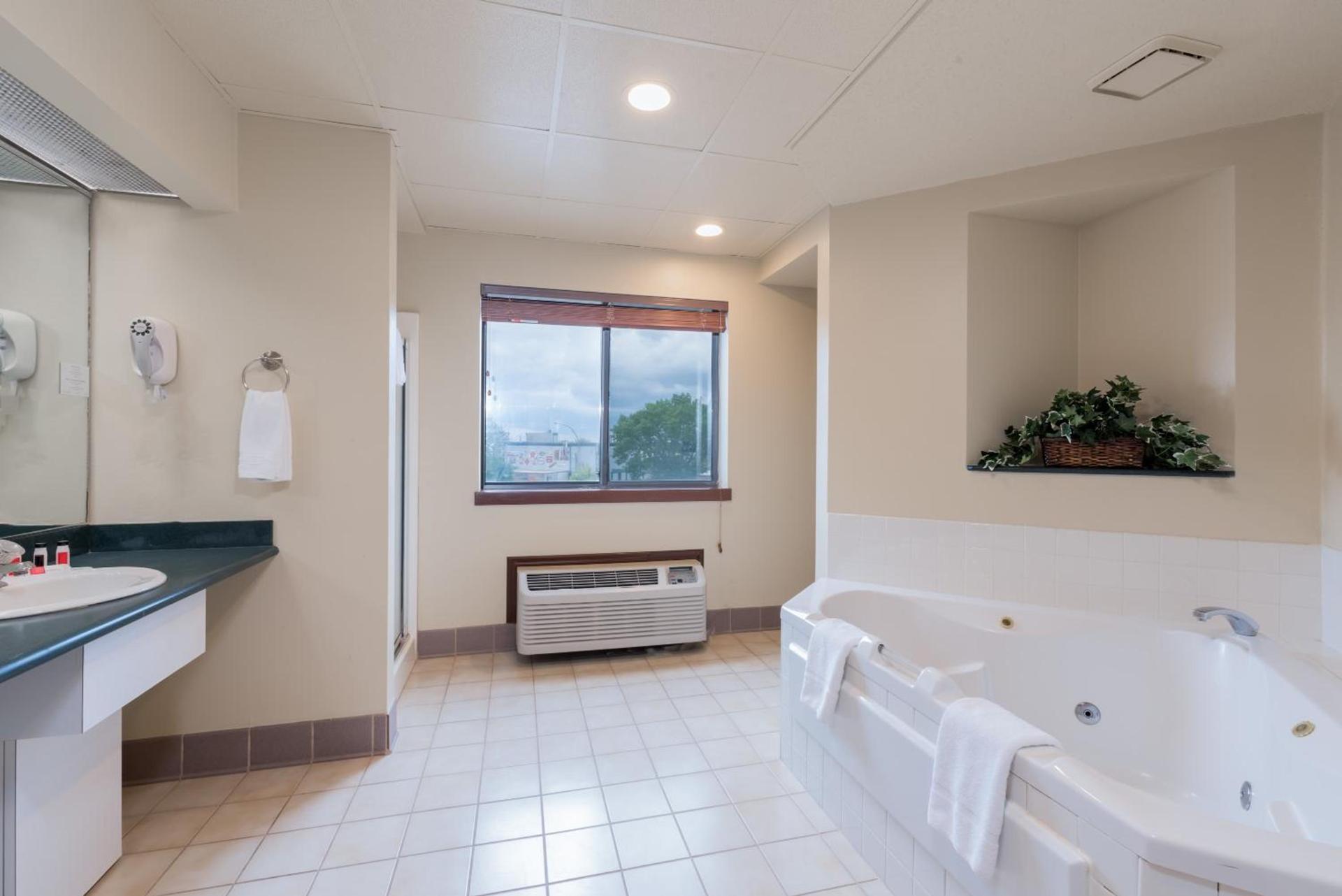 Ramada by Wyndham Fargo photo 34