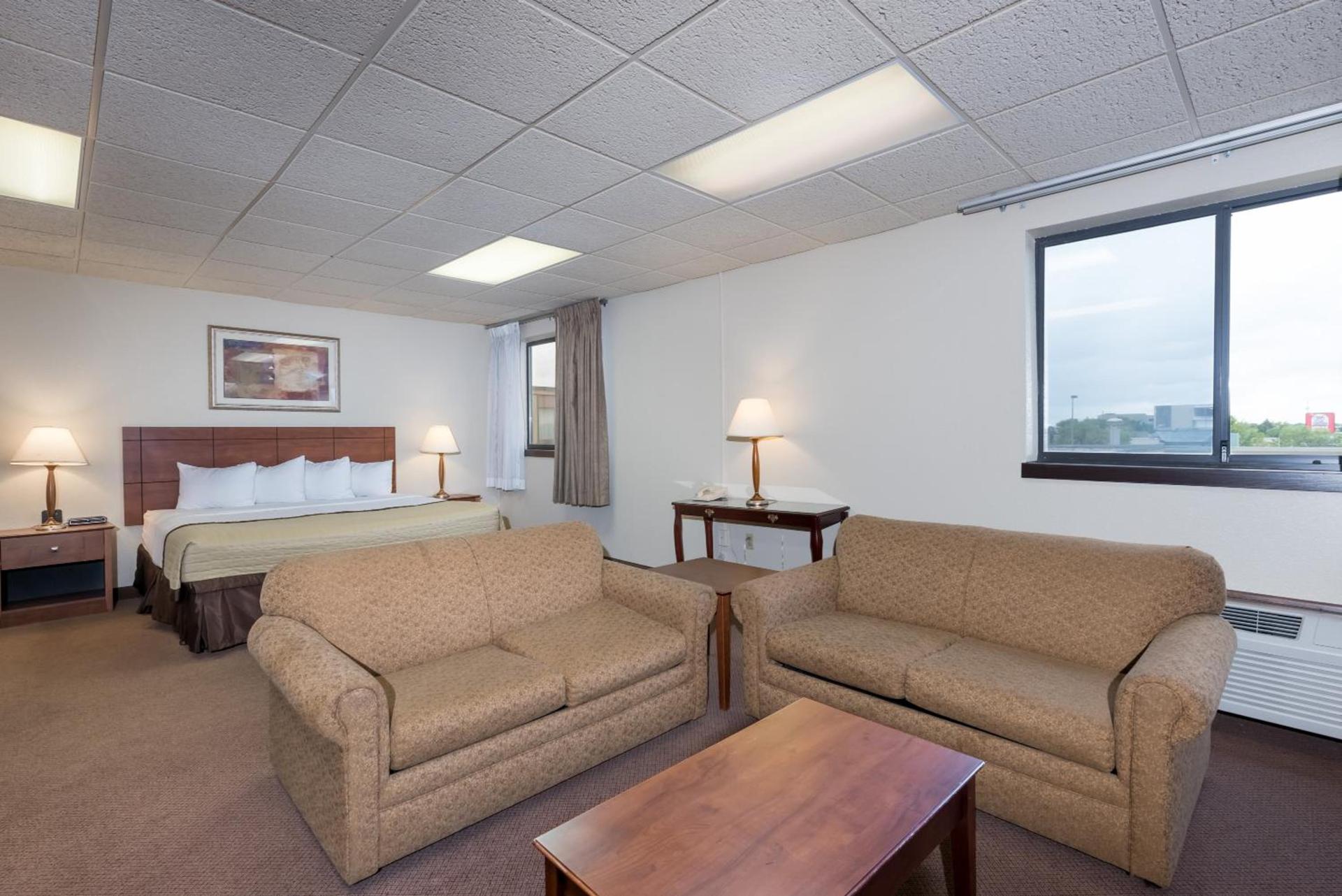 Ramada by Wyndham Fargo photo 36