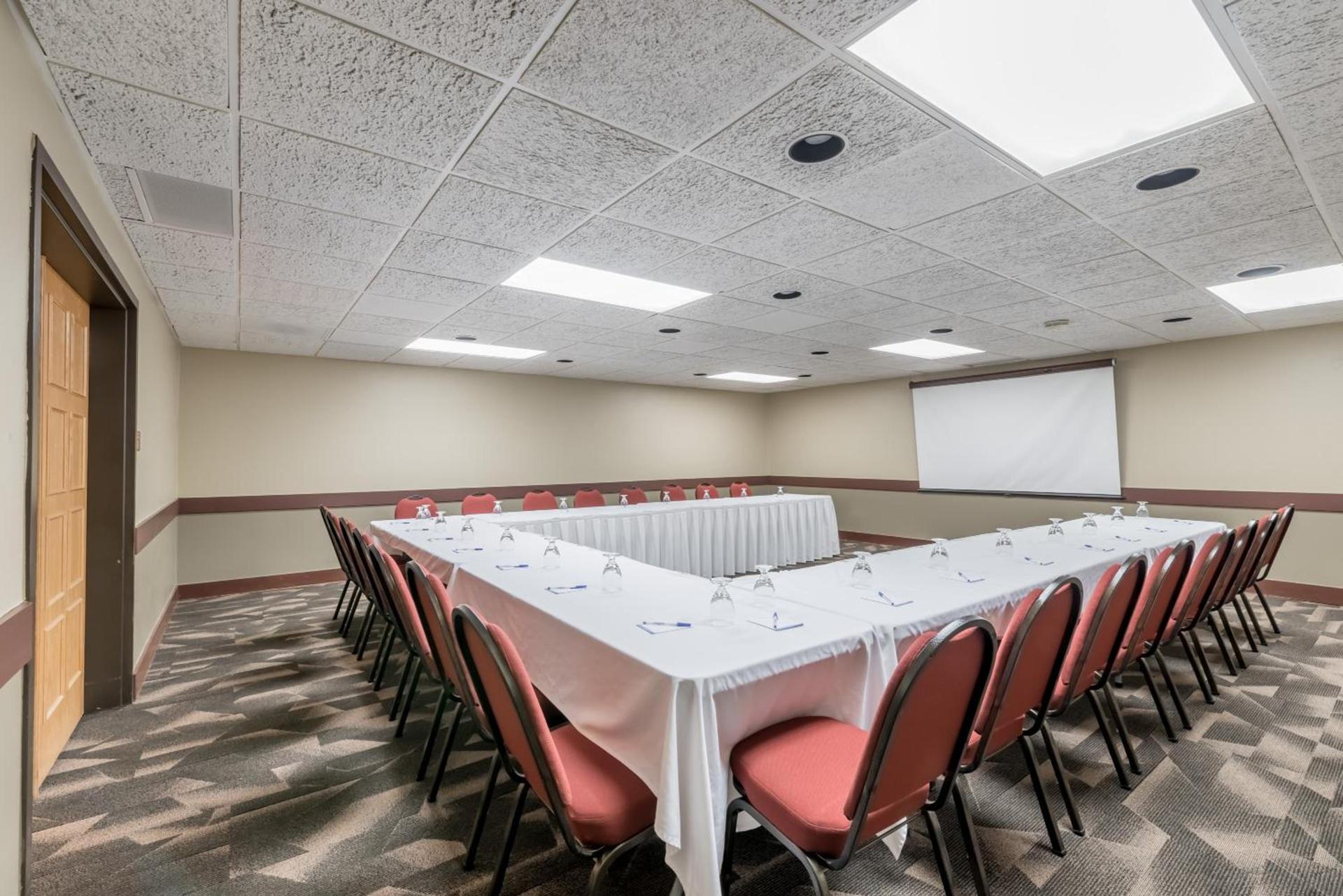 Ramada by Wyndham Fargo photo 38
