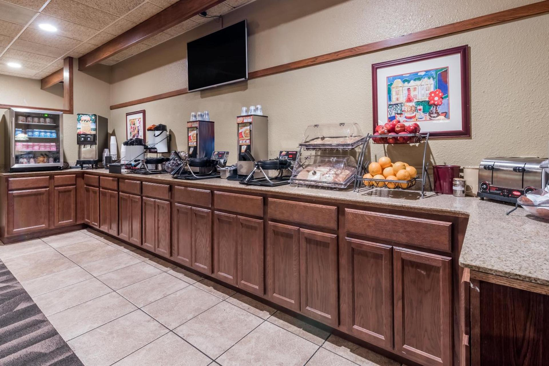Ramada by Wyndham Fargo photo 43