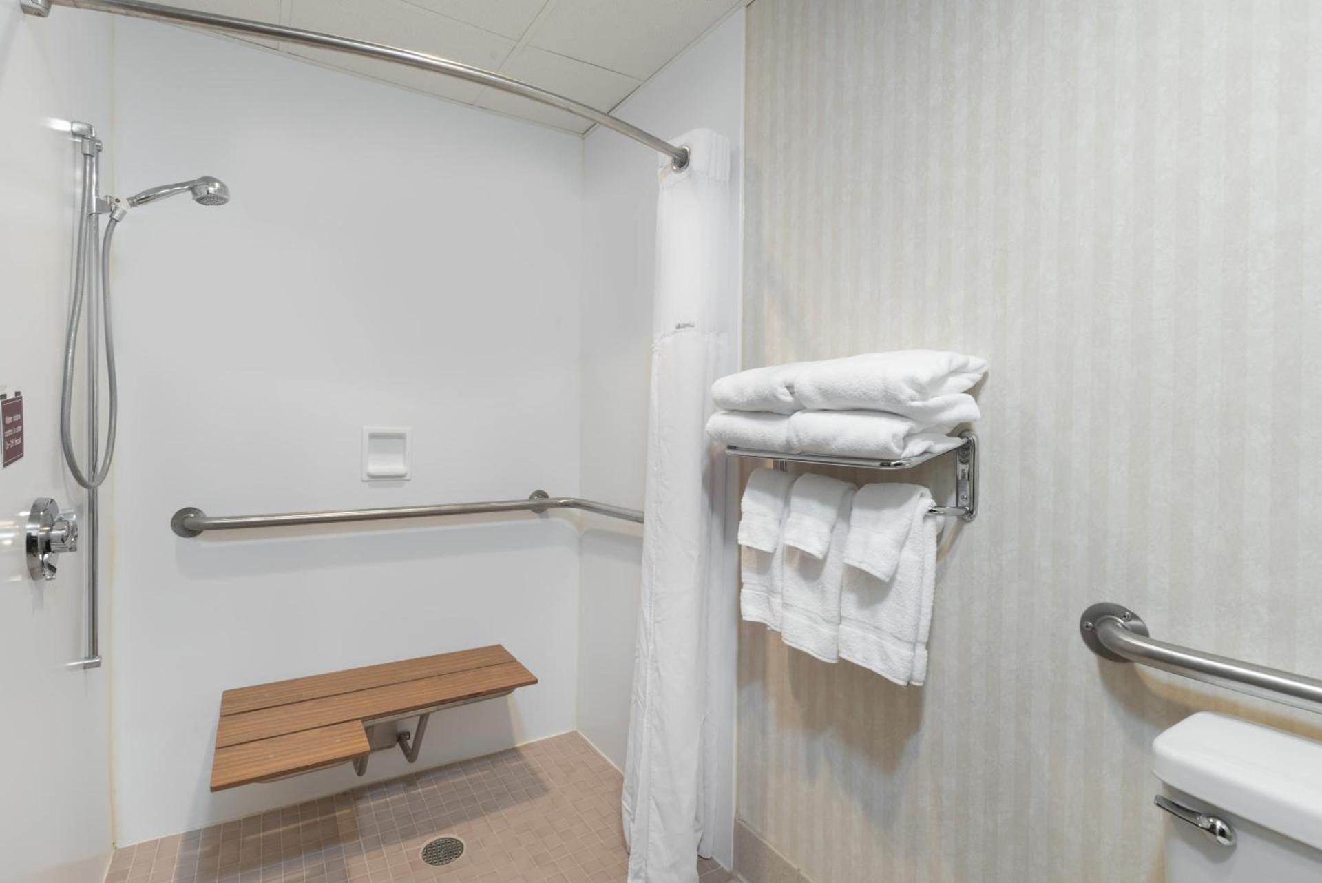Ramada by Wyndham Fargo photo 35