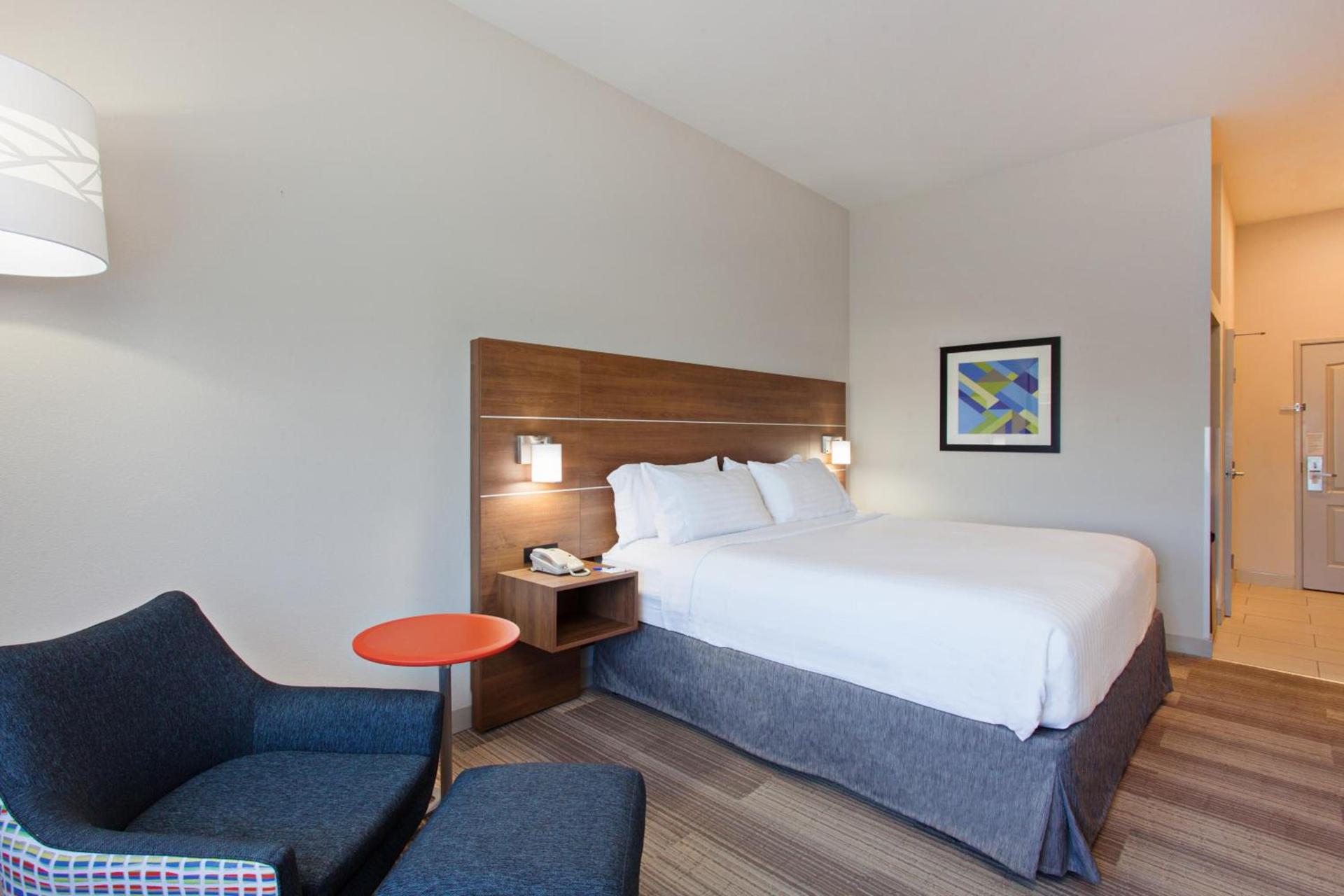 Holiday Inn Express & Suites Corona by IHG photo 2