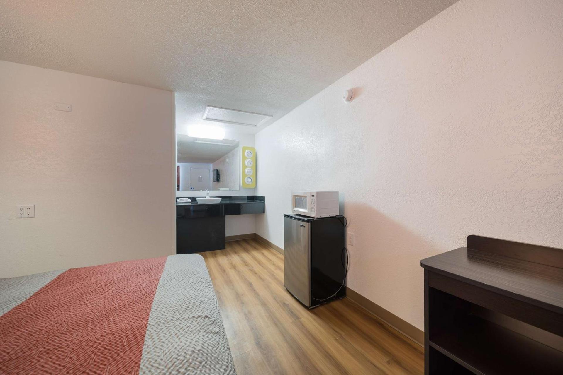 Motel 6-Hamburg, NY photo 9