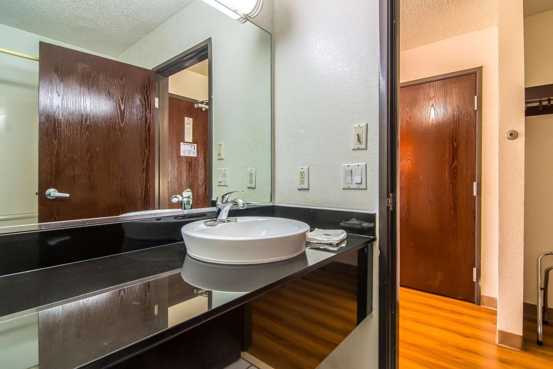 Motel 6-Dallas, TX - North - Richardson photo 7