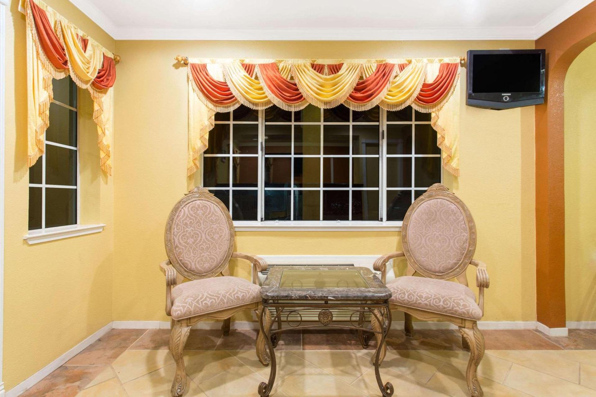 Upper Lake Inn & Suites photo 3