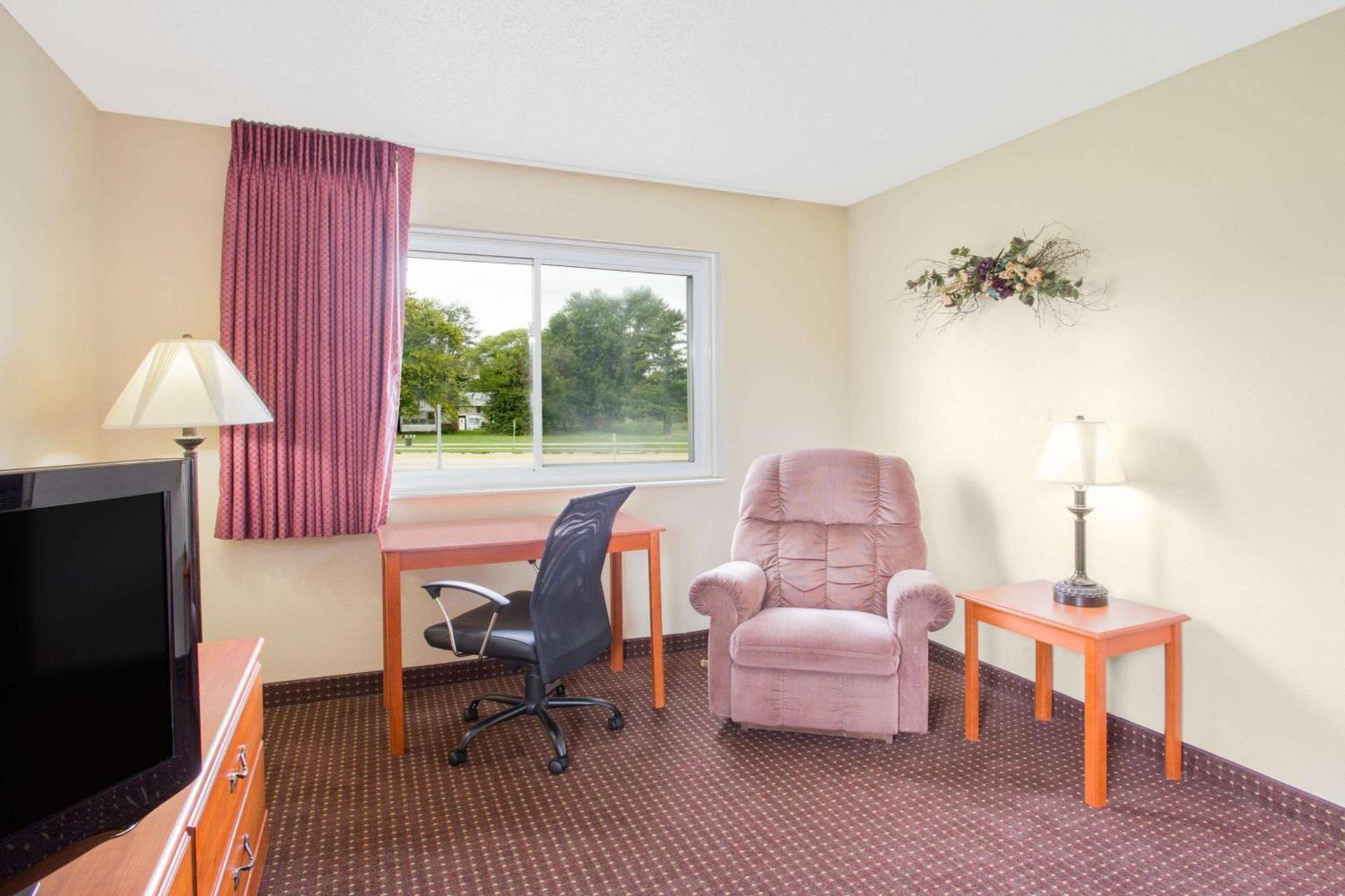 Super 8 by Wyndham Waverly photo 42