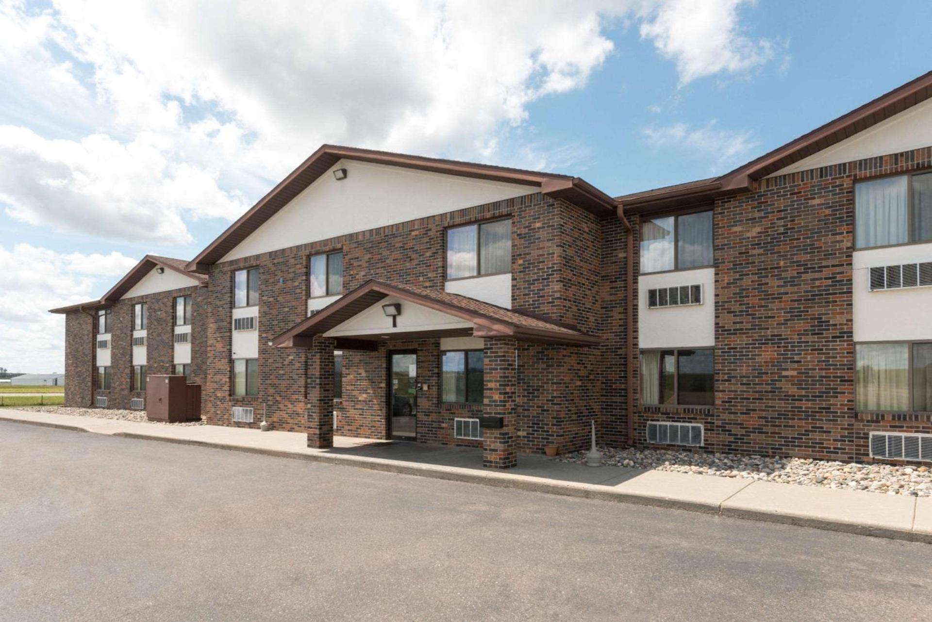 Super 8 by Wyndham Perham photo 1