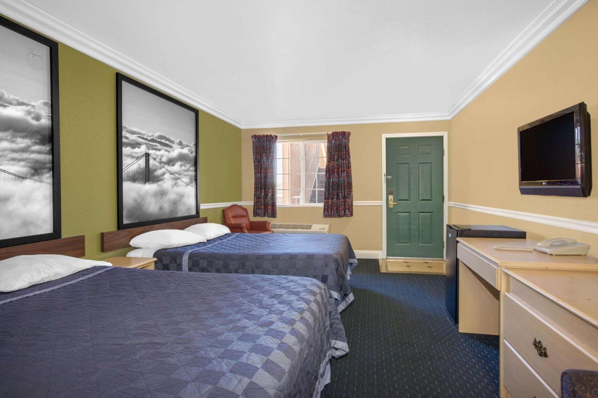 Super 8 by Wyndham Hayward Downtown photo 9