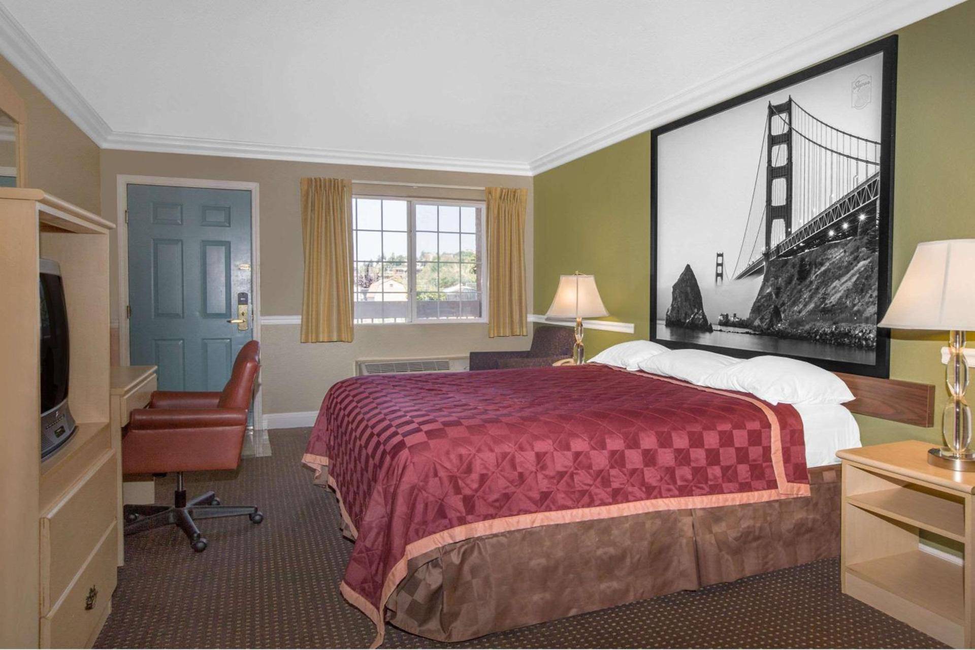 Super 8 by Wyndham Hayward Downtown photo 11