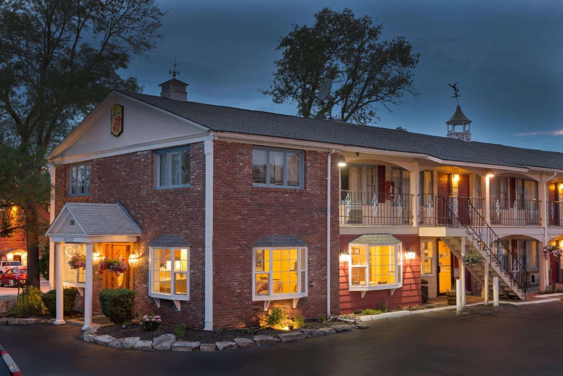 Super 8 by Wyndham Sturbridge photo 2