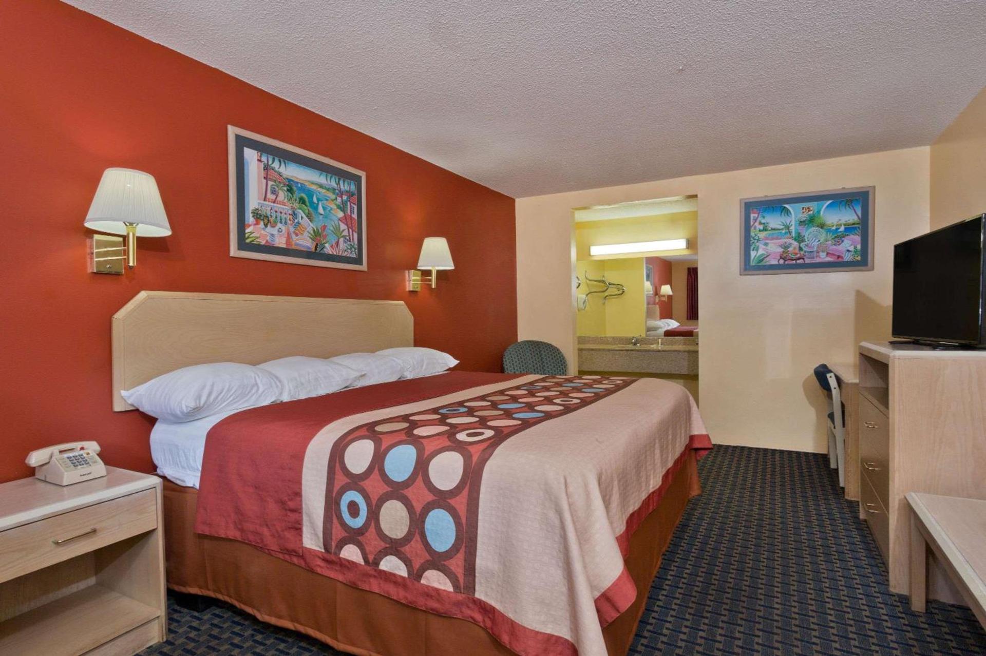 Super 8 by Wyndham Chipley photo 11